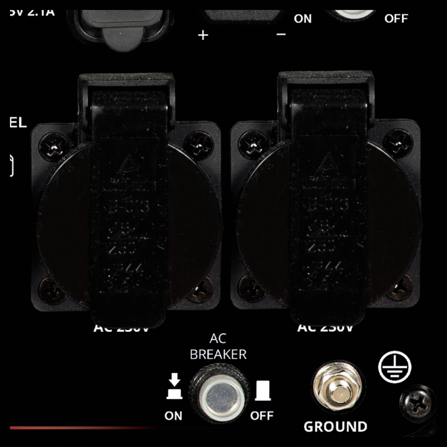 Zwei schwarze AC 250V-Ausgänge mit Schaltern oben. Unten links ein AC-Schalter, daneben ein Erdungsanschluss.