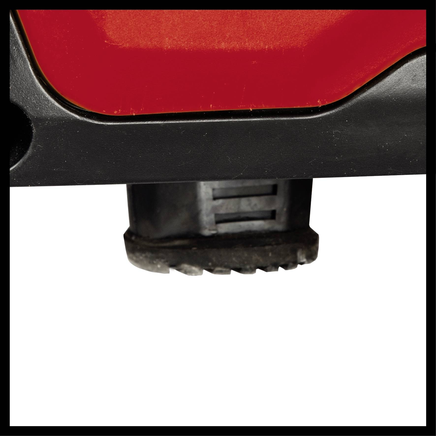 Nahaufnahme eines Werkzeugs, vermutlich ein elektrisches Gerät, mit einem roten und schwarzen Gehäuse und gezackter Klinge unten.