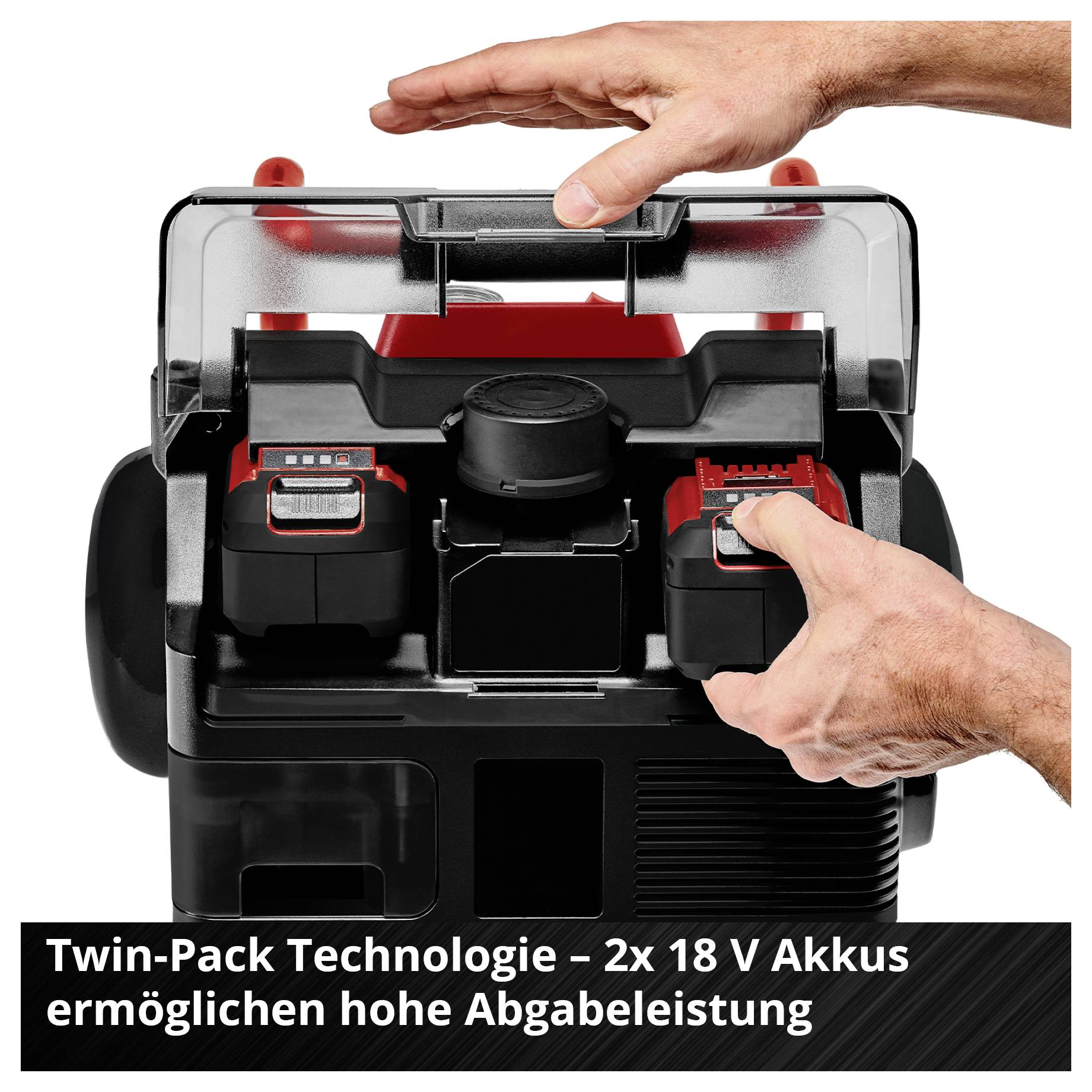 Geöffneter Akku-Schacht eines Gartengeräts mit zwei 18-V-Akkus; Hinweis: 'Twin-Pack Technologie - 2x 18 V Akkus ermöglichen hohe Abgabeleistung'.<br>