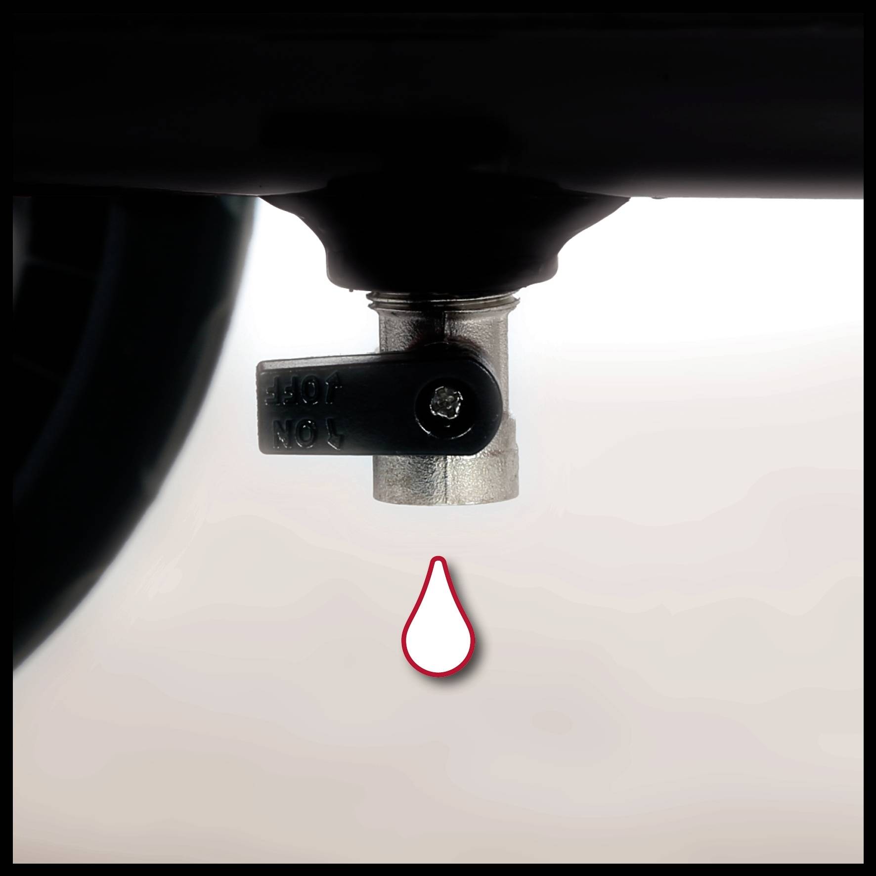 Ein Wasserhahn tropft, wodurch ein einzelner Wassertropfen zu sehen ist.