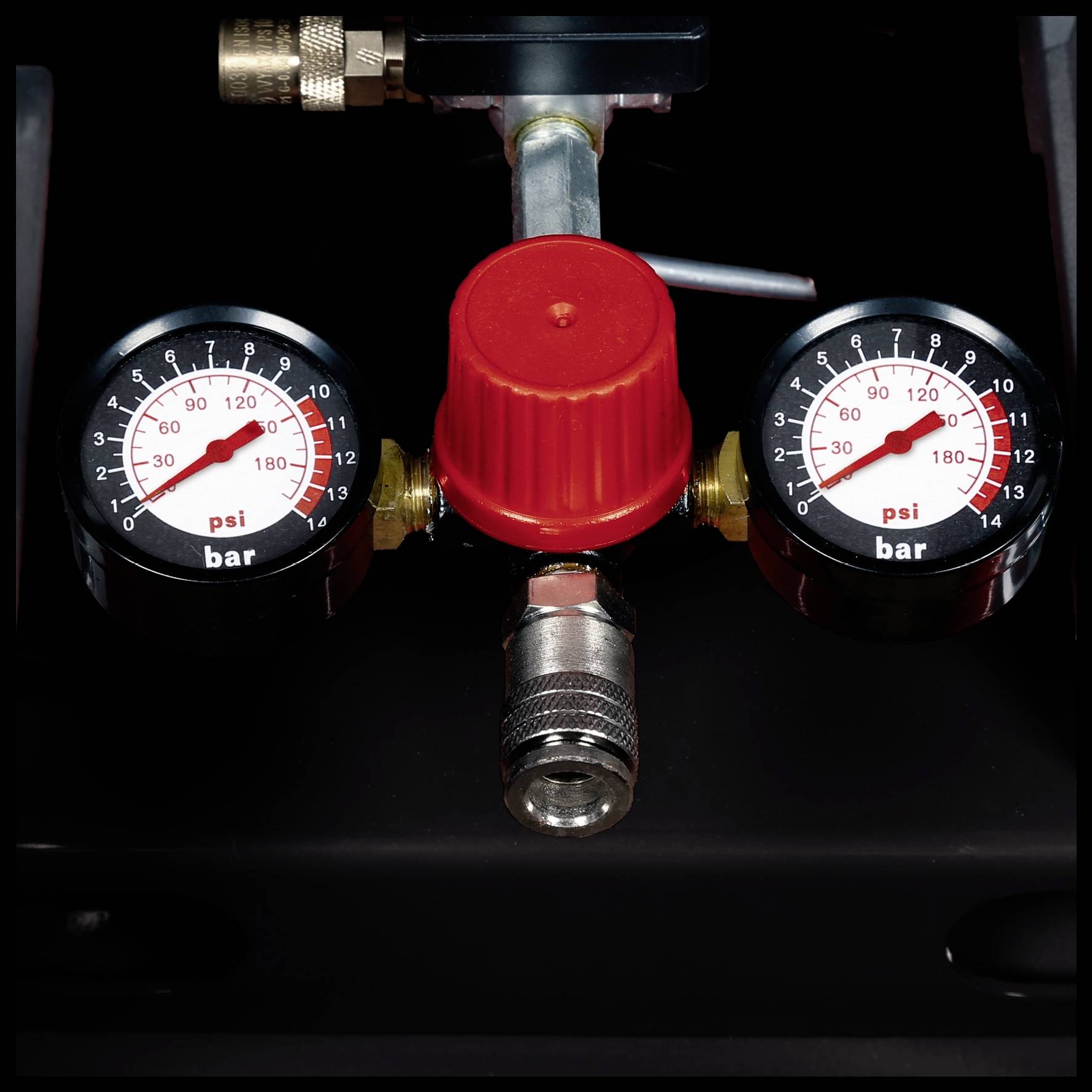 Ein Manometer mit zwei Anzeigen zeigt den Druck in psi und bar an. Die Anzeigen sind verbunden durch ein rotes Ventil oben.