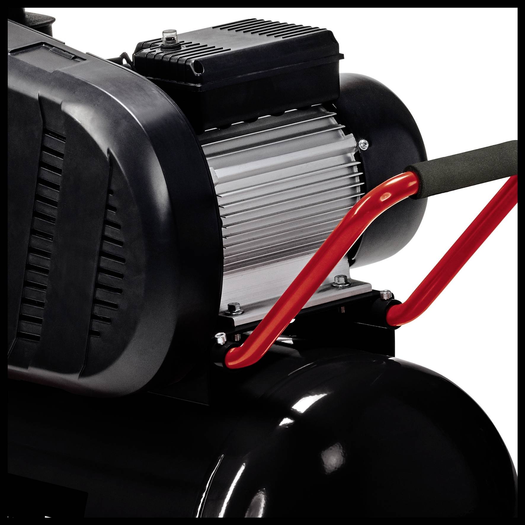 Ein schwarzer Luftkompressor mit rotem Handgriff, gezeigt in einer Nahaufnahme der oberen Motor- und Handgriffsektion.