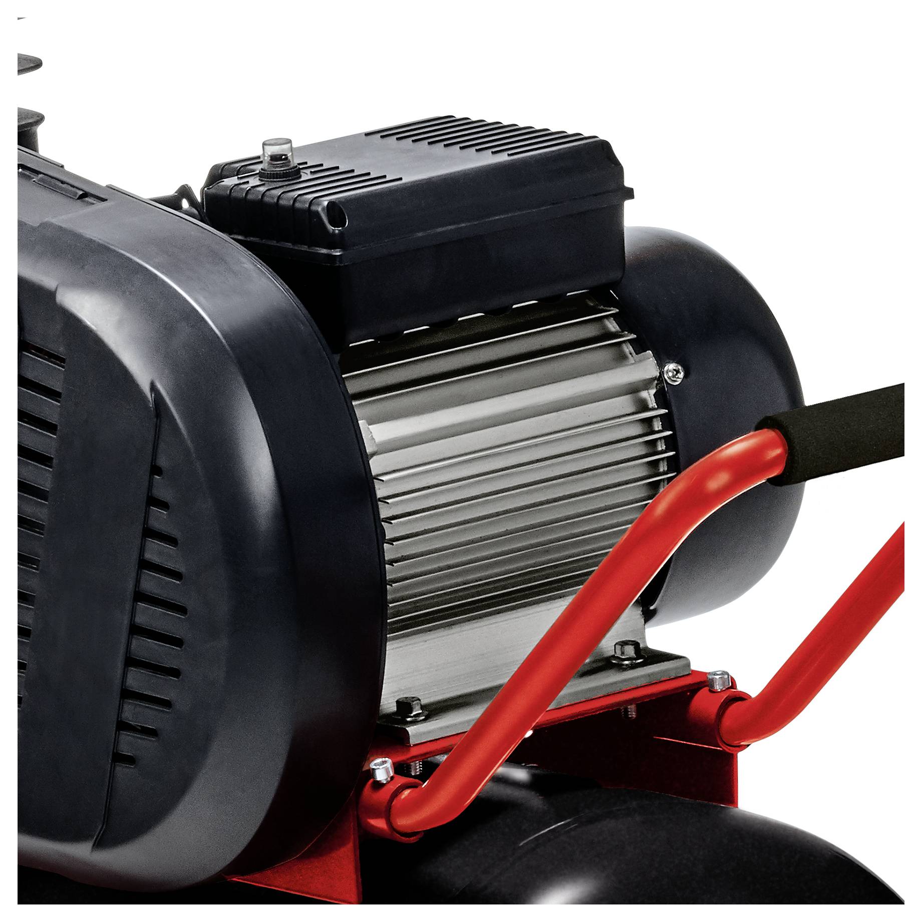 Nahaufnahme eines Elektromotors oder Luftkompressors mit schwarzem Gehäuse und rotem Griff auf weißem Hintergrund.