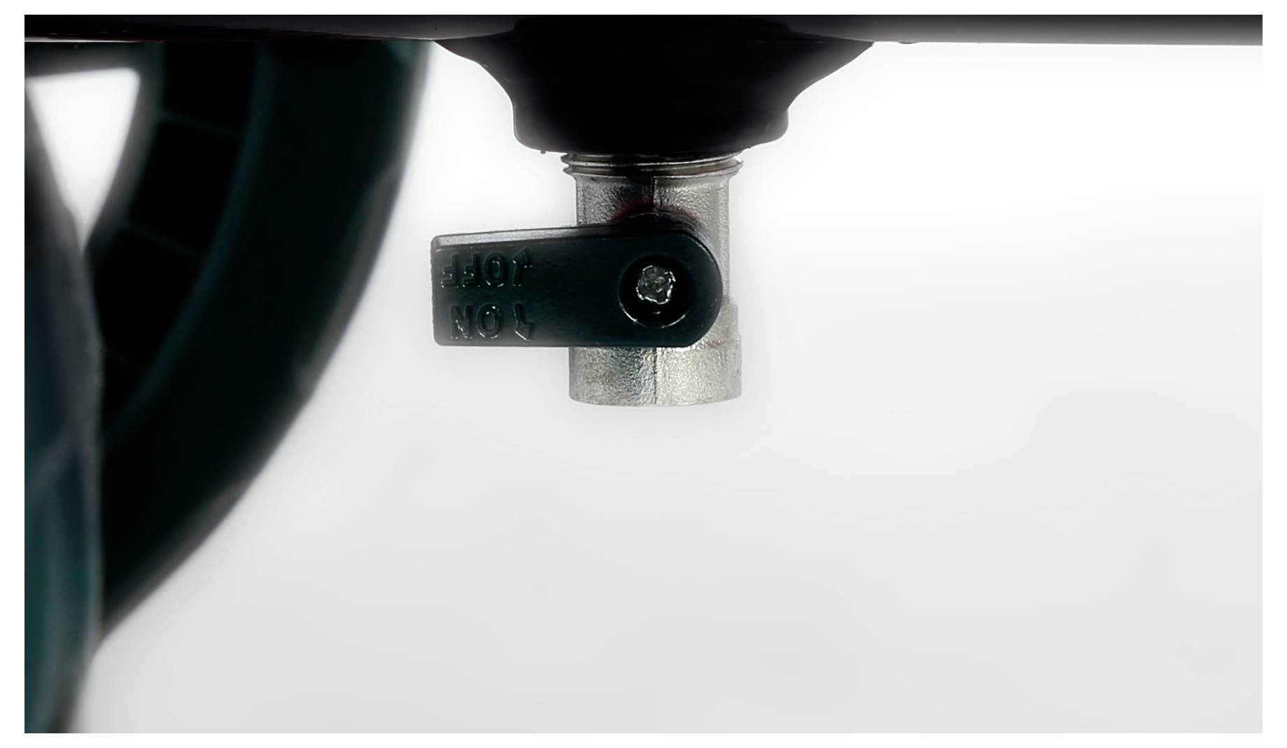 Nahaufnahme eines schwarz-silbernen Sprinkleropfes vor einem einfachen weißen Hintergrund, die die Sprühdüse und die Montagehardware zeigt.