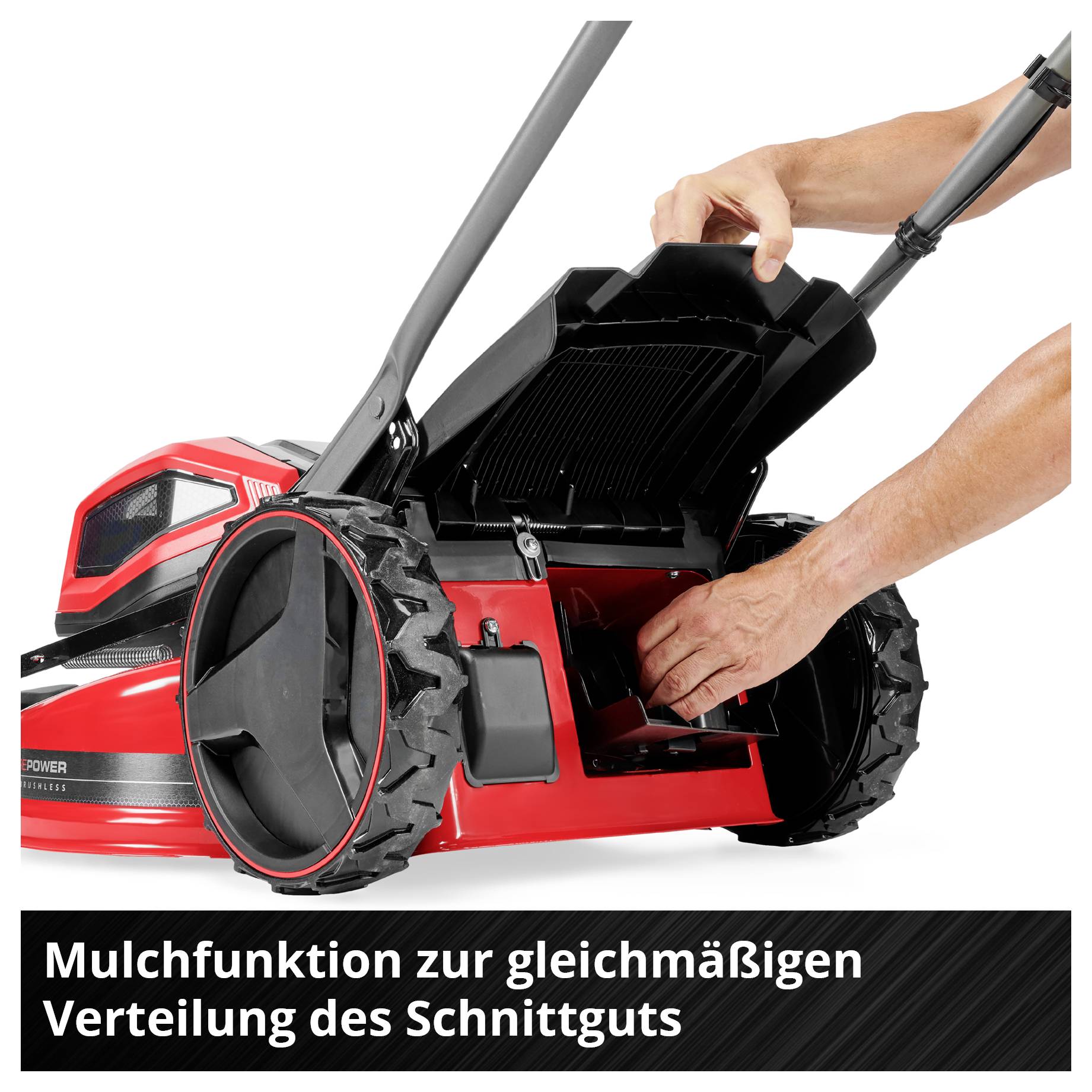 Roter Rasenmäher mit geöffneter Mulchklappe; Hände zeigen das Einsetzen des Mulchstopfens. Text: 'Mulchfunktion zur gleichmäßigen Verteilung des Schnittguts'.
