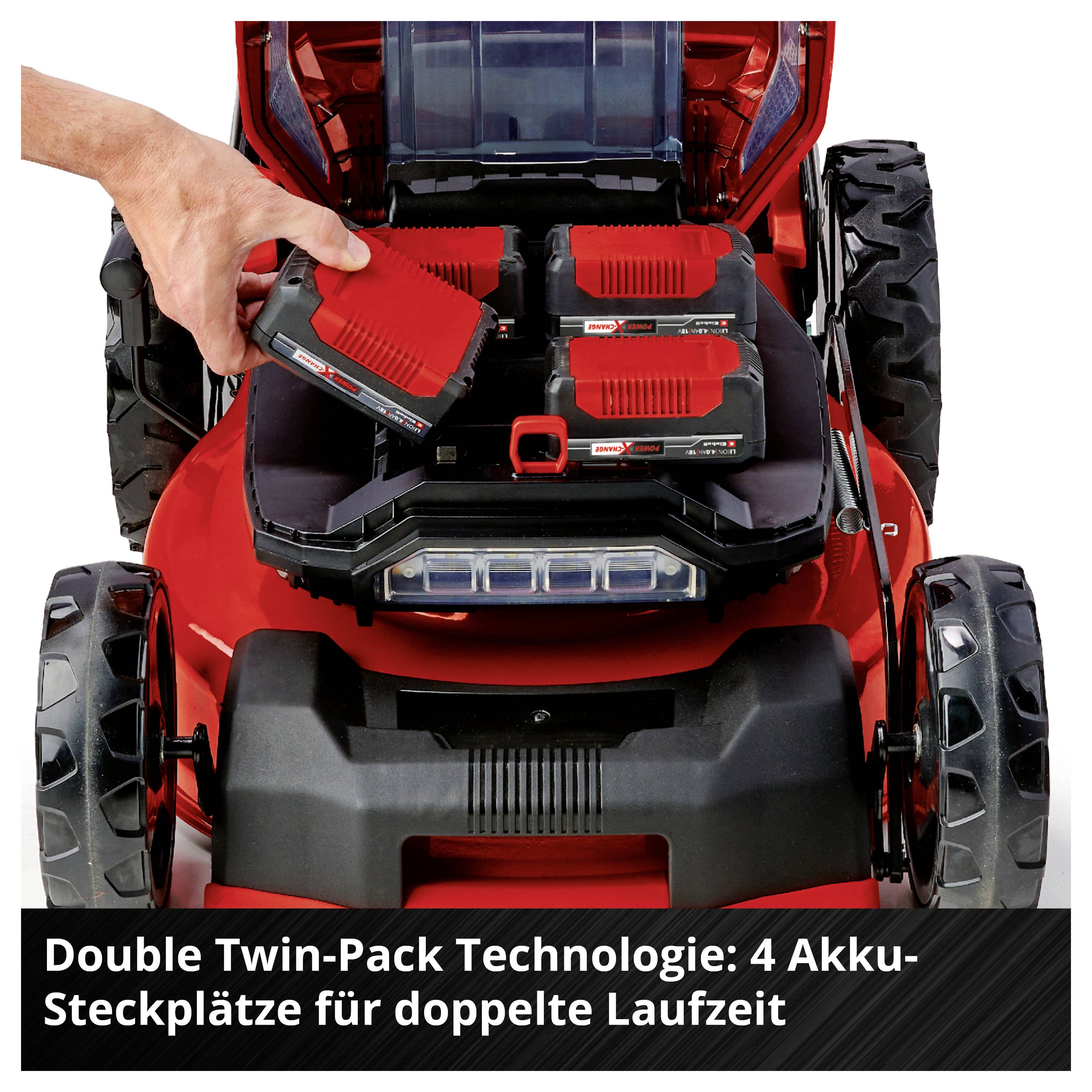 Hand setzt einen Akku in einen roten Rasenmäher ein; Text: 'Double Twin-Pack Technologie: 4 Akku-Steckplätze für doppelte Laufzeit'.