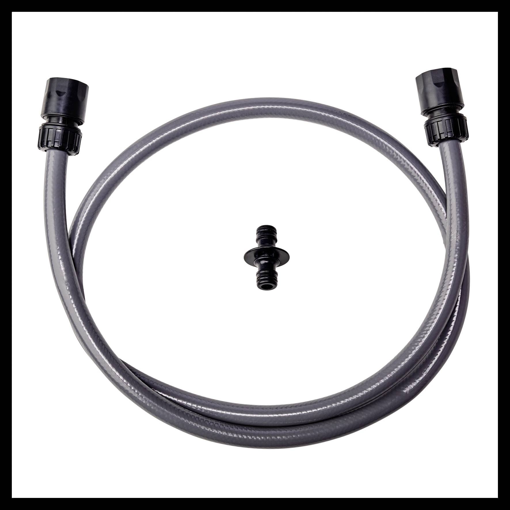 Grauer flexibler Schlauch mit schwarzem Anschluss und kleinem schwarzen Adapter in der Mitte, auf weißem Hintergrund.