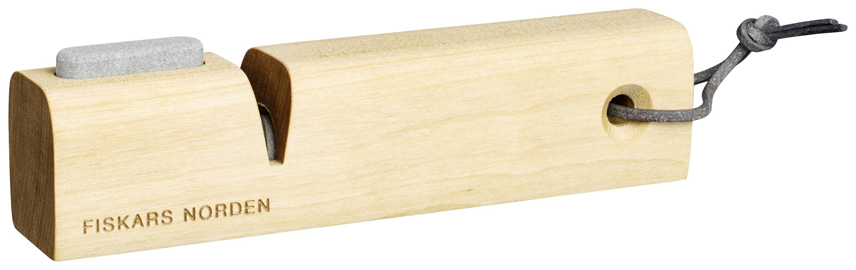 Holz-Klingenschärfer mit grauem Schleifstein, links platziert. Beschriftet mit 'FISKARS NORDEN' auf der Seite, Lederband rechts.