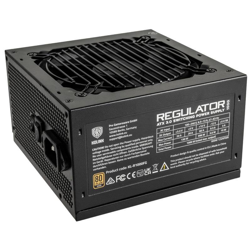 Ein schwarzes Computer-Netzteil mit Lüftergitter und technischer Spezifikation auf der Seite. Modell: ‘Regulator 1000’.