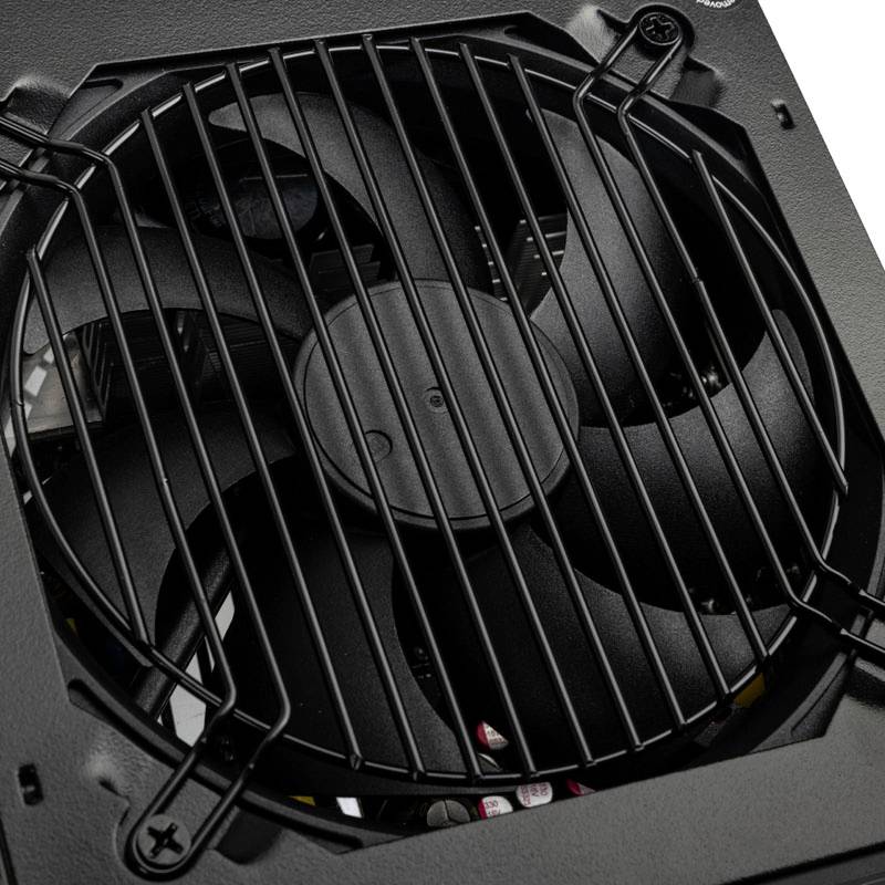 Nahaufnahme eines Computerlüfters mit schwarzen Gittern, montiert auf einer Metallfläche.