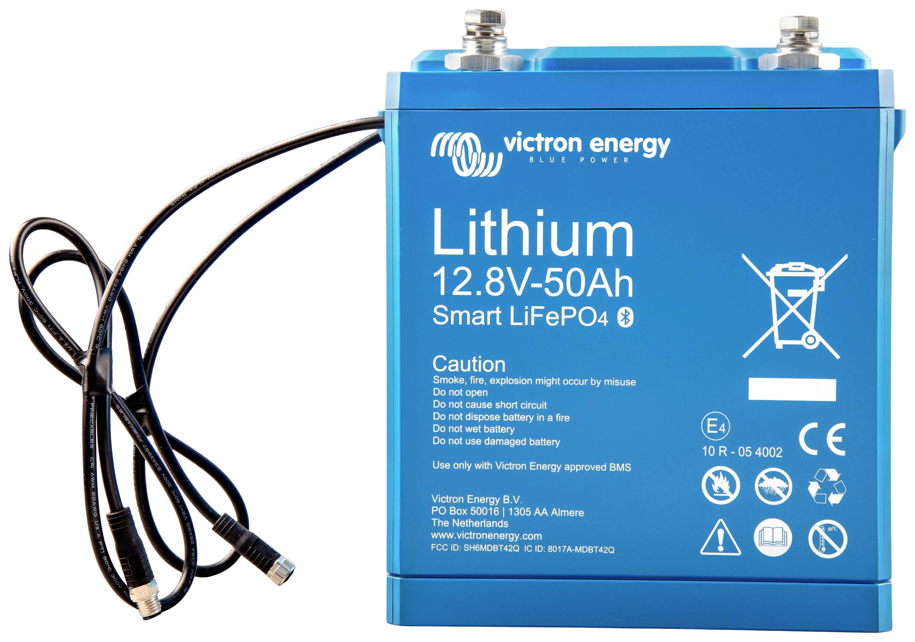 Lithium-Ionen-Batterie mit 12,8V und 50Ah, blaues Gehäuse. Sicherheitshinweise und Markenlogo sichtbar.