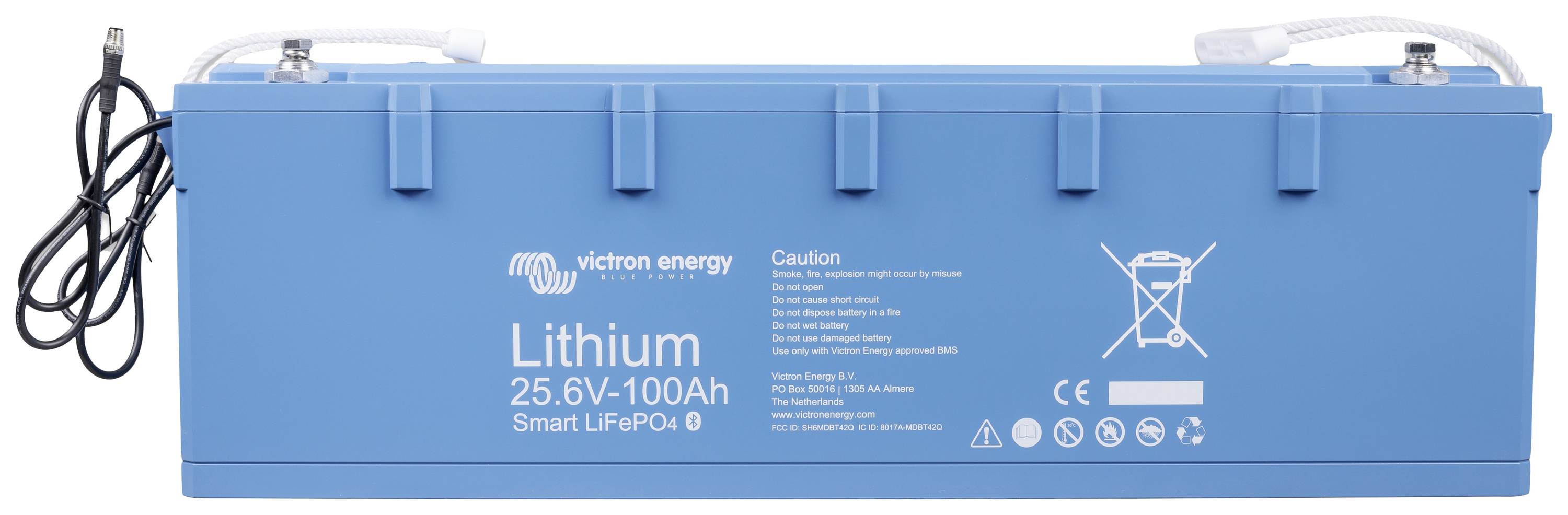 Blauer Lithium-Akku von Victron Energy, 25,6V-100Ah, Modell Smart LiFePO4. Enthält Warnhinweise und technische Symbole.