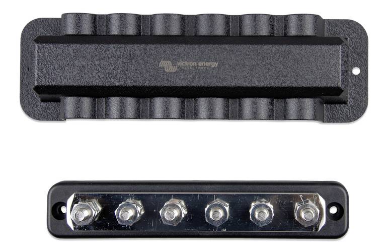 'Victron Energy Busbar' mit schwarzem Gehäuse und sechs Anschlusspunkten auf schwarzem Hintergrund, zeigt elektrische Verbindungskomponenten.