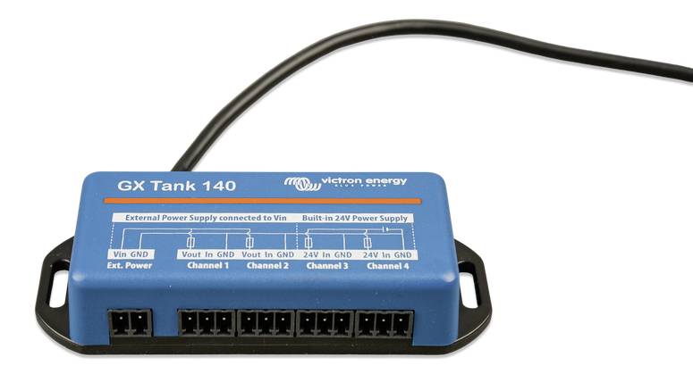 Ein blaues elektrisches Gerät mit der Aufschrift 'GX Tank 140' zeigt mehrere Anschlussbuchsen und ein schwarzes Kabel.