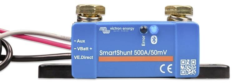 Ein blauer SmartShunt von Victron Energy mit der Aufschrift '500A/50mV', enthält Anschlüsse für Hilfsstrom, Batterie und VE.Direct-Verbindung.