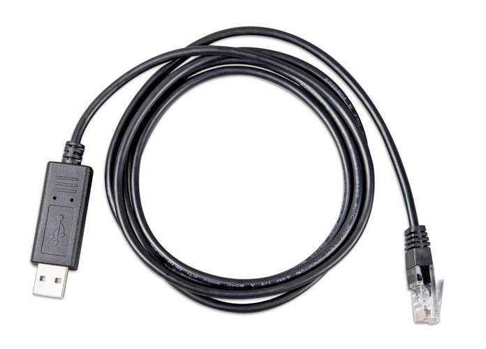 Ein schwarzes Kabel mit einem USB-Anschluss auf der einen Seite und einem Ethernet-Stecker auf der anderen. Dient zur Datenübertragung.
