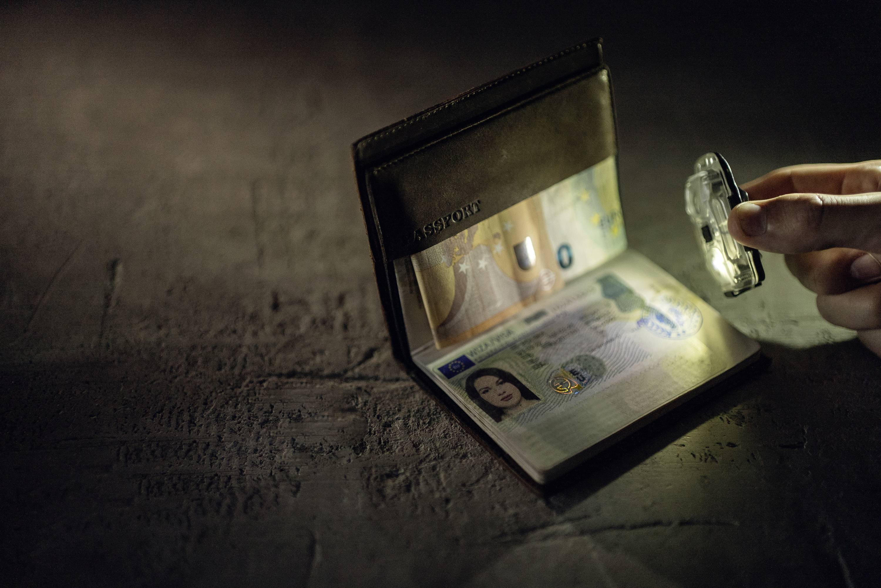 ArmyTek Crystal WUV Grey LED Taschenlampe mit Handschlaufe, mit USB-Schnittstelle akkubetrieben 150lm 34g