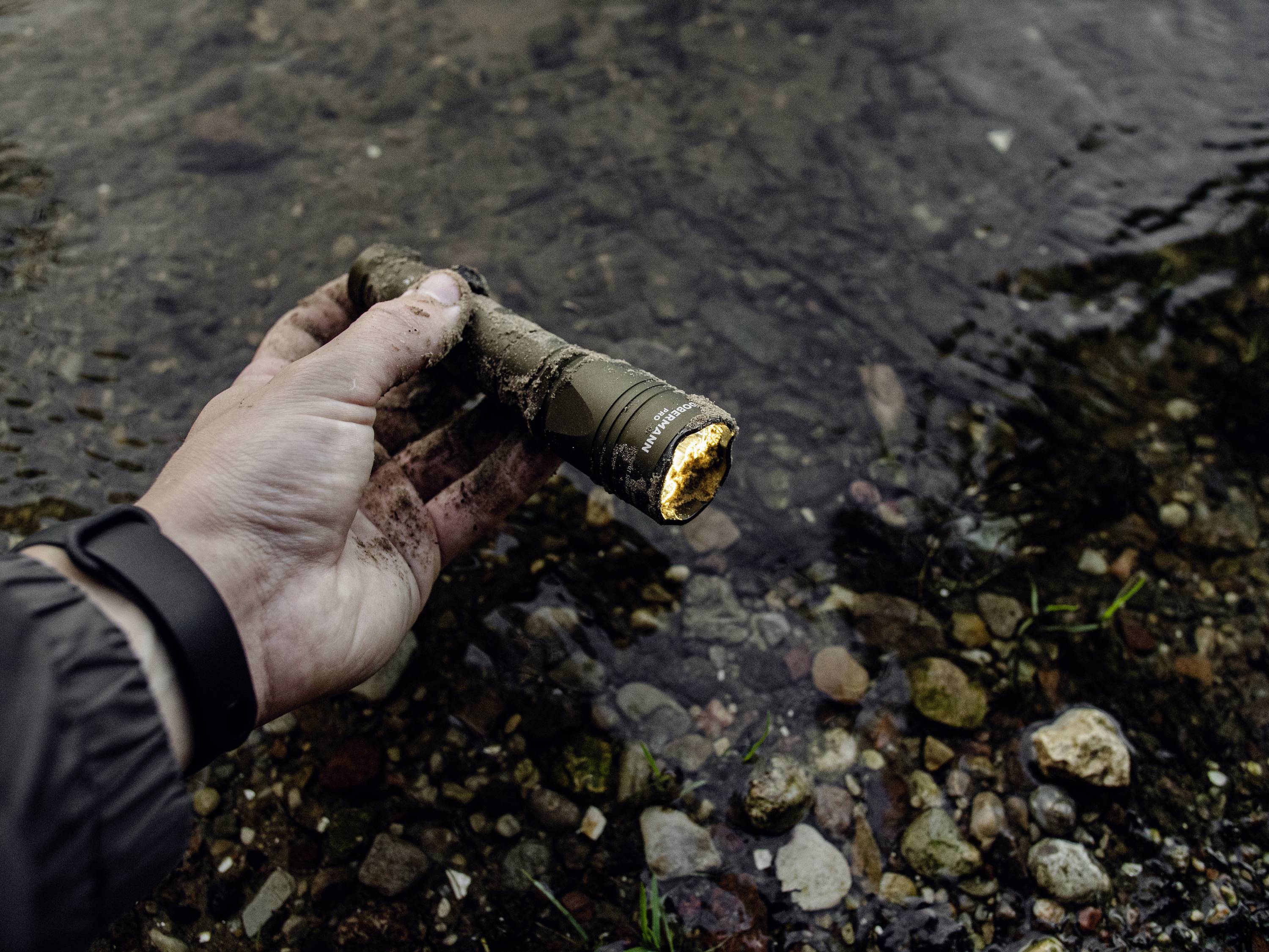 ArmyTek Dobermann Pro Magnet USB Olive Warm LED Taschenlampe mit Handschlaufe, mit Holster akkubetrieben 1400lm 164g