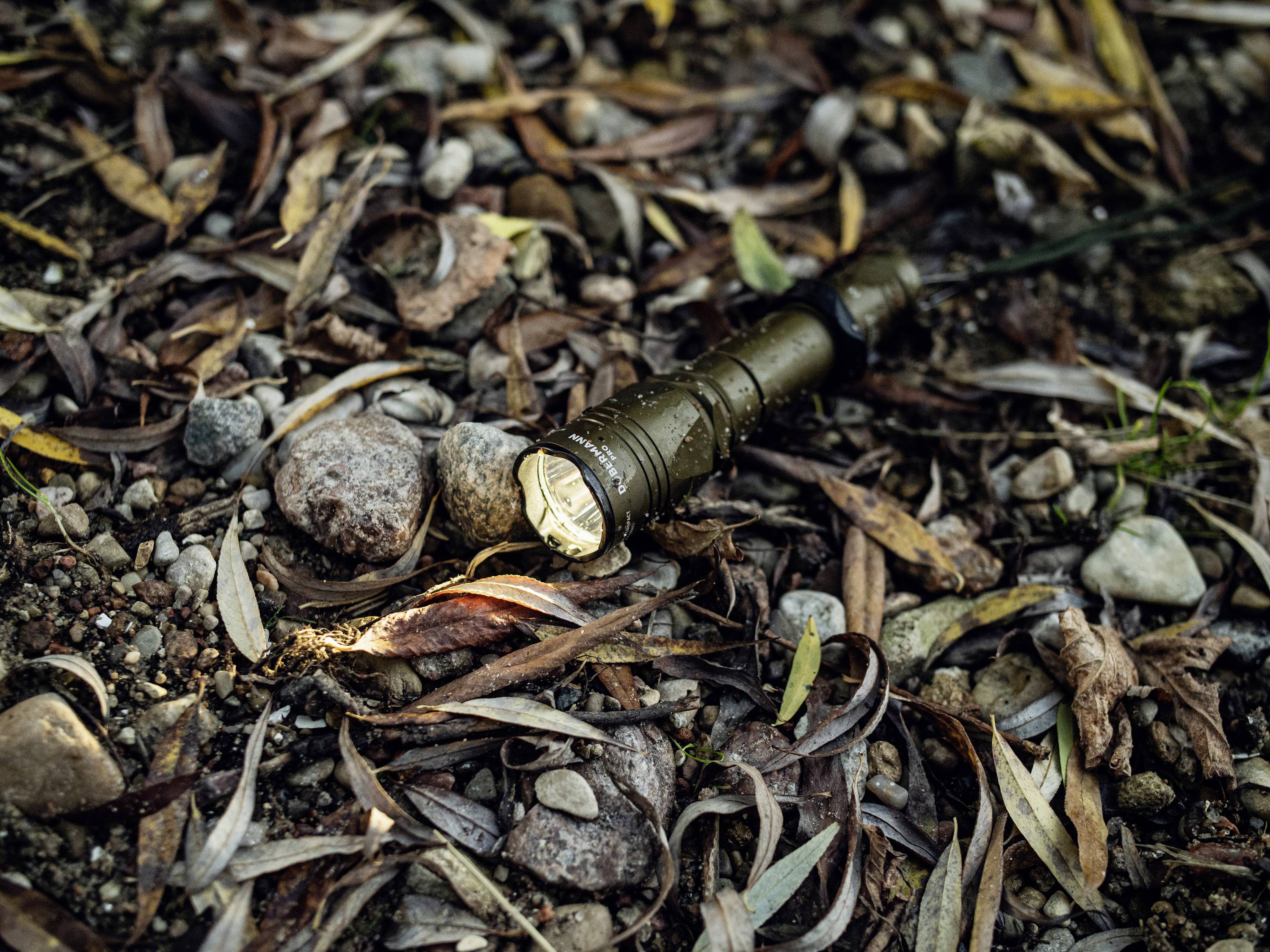 ArmyTek Dobermann Pro Magnet USB Olive Warm LED Taschenlampe mit Handschlaufe, mit Holster akkubetrieben 1400lm 164g