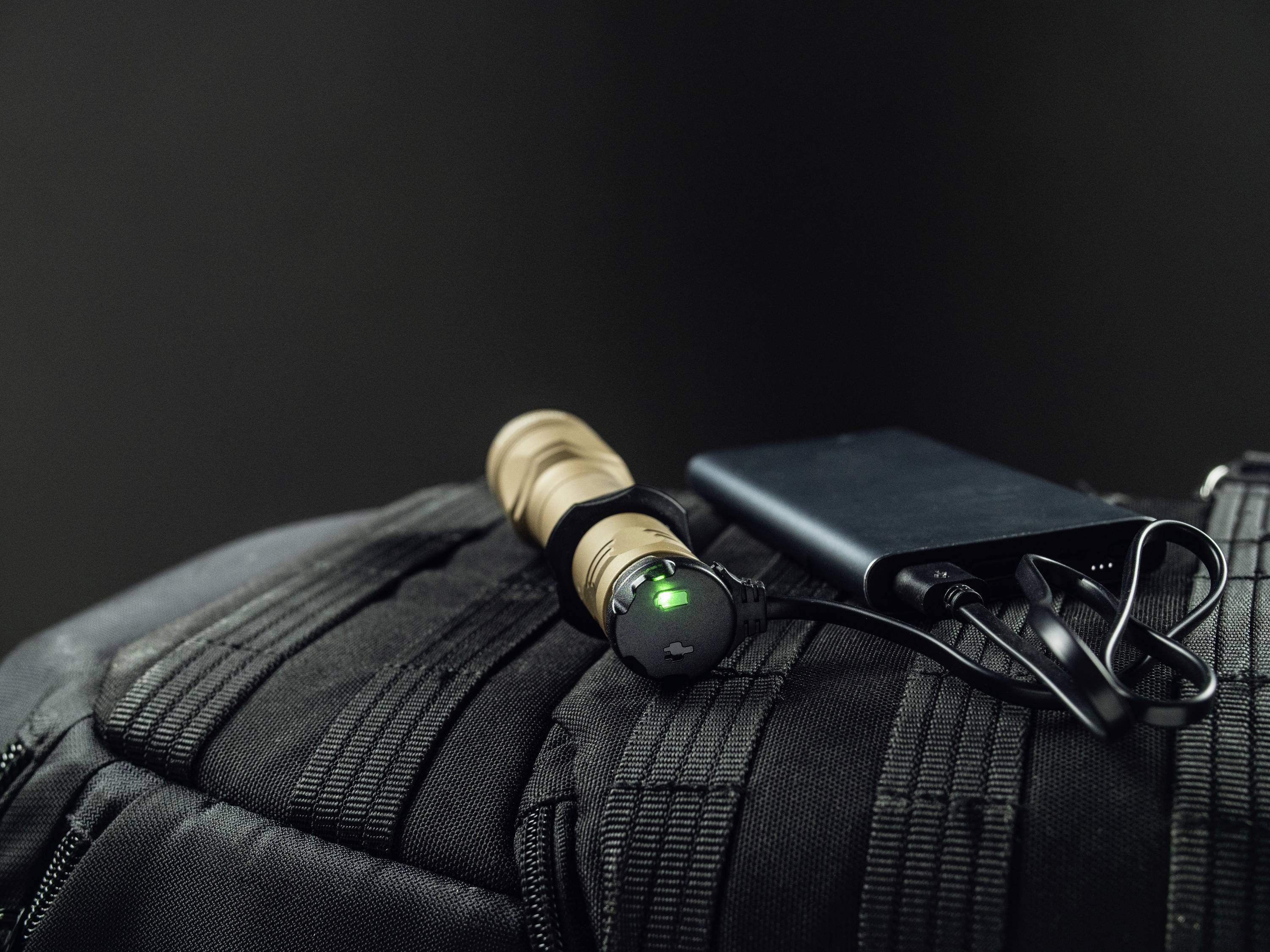 ArmyTek Dobermann Pro Magnet USB Sand Warm LED Taschenlampe mit Handschlaufe, mit Holster akkubetrieben 1400lm 164g