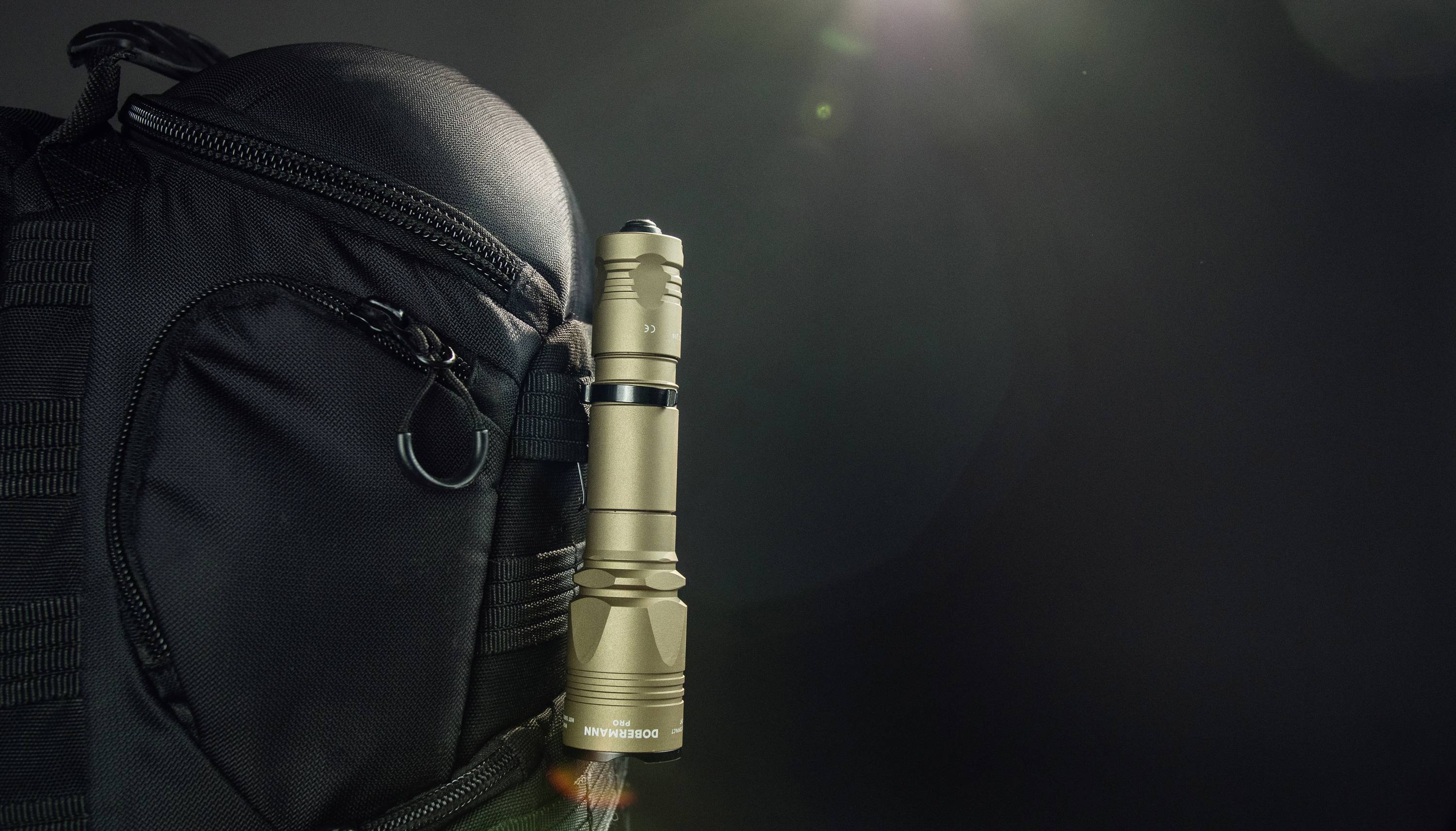 ArmyTek Dobermann Pro Magnet USB Sand Warm LED Taschenlampe mit Handschlaufe, mit Holster akkubetrieben 1400lm 164g