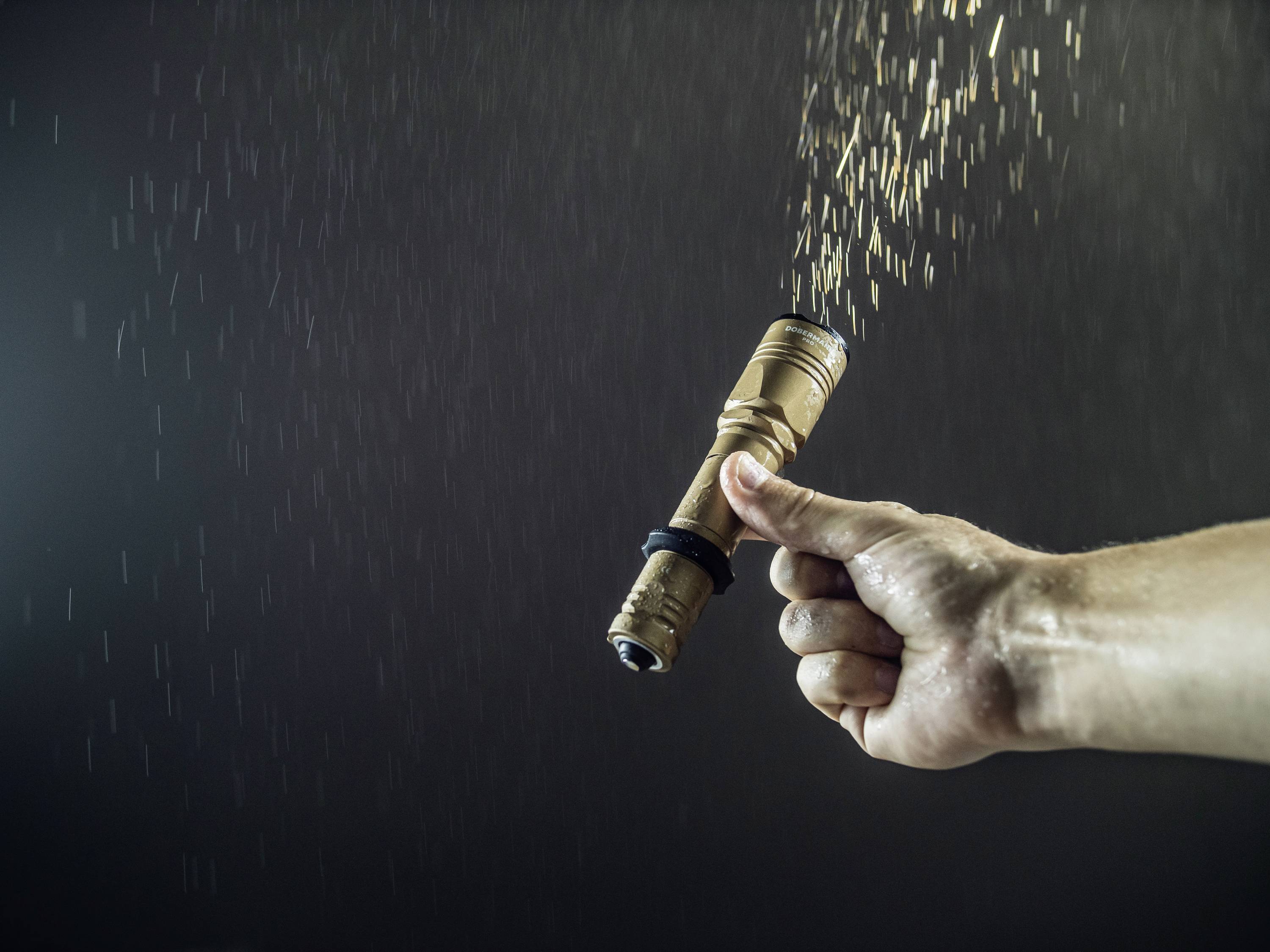 ArmyTek Dobermann Pro Magnet USB Sand Warm LED Taschenlampe mit Handschlaufe, mit Holster akkubetrieben 1400lm 164g