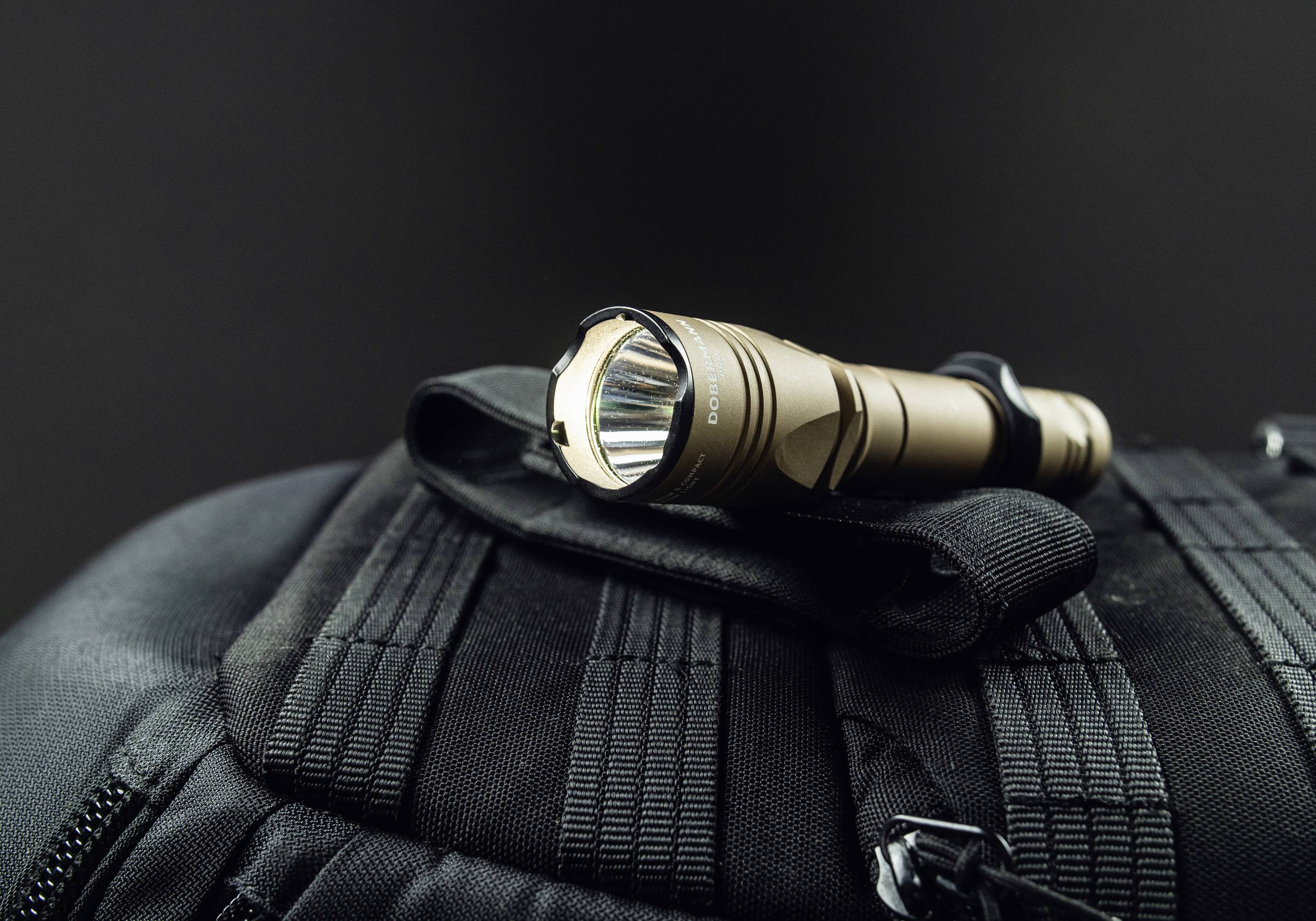 ArmyTek Dobermann Pro Magnet USB Sand Warm LED Taschenlampe mit Handschlaufe, mit Holster akkubetrieben 1400lm 164g