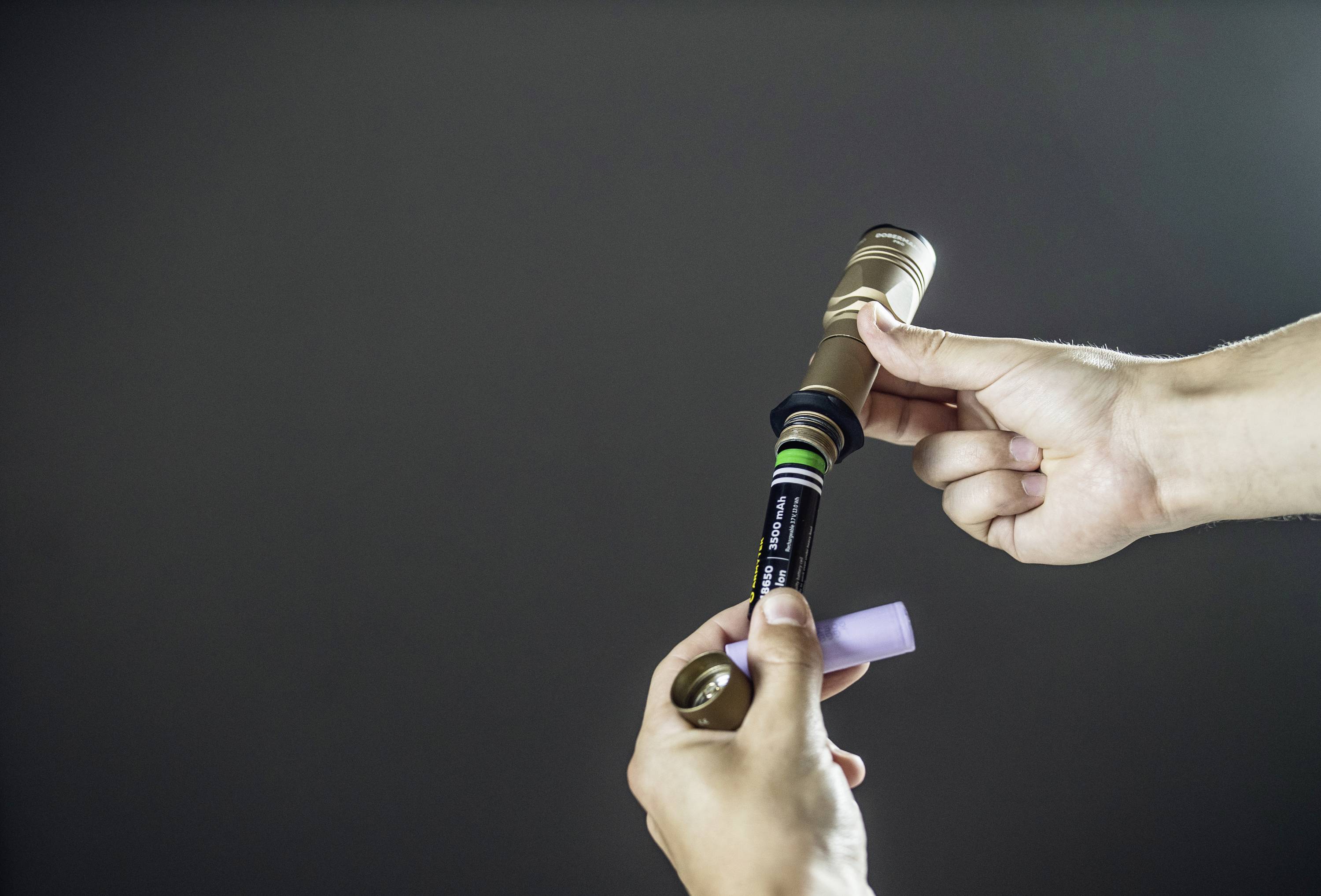 ArmyTek Dobermann Pro Magnet USB Sand Warm LED Taschenlampe mit Handschlaufe, mit Holster akkubetrieben 1400lm 164g