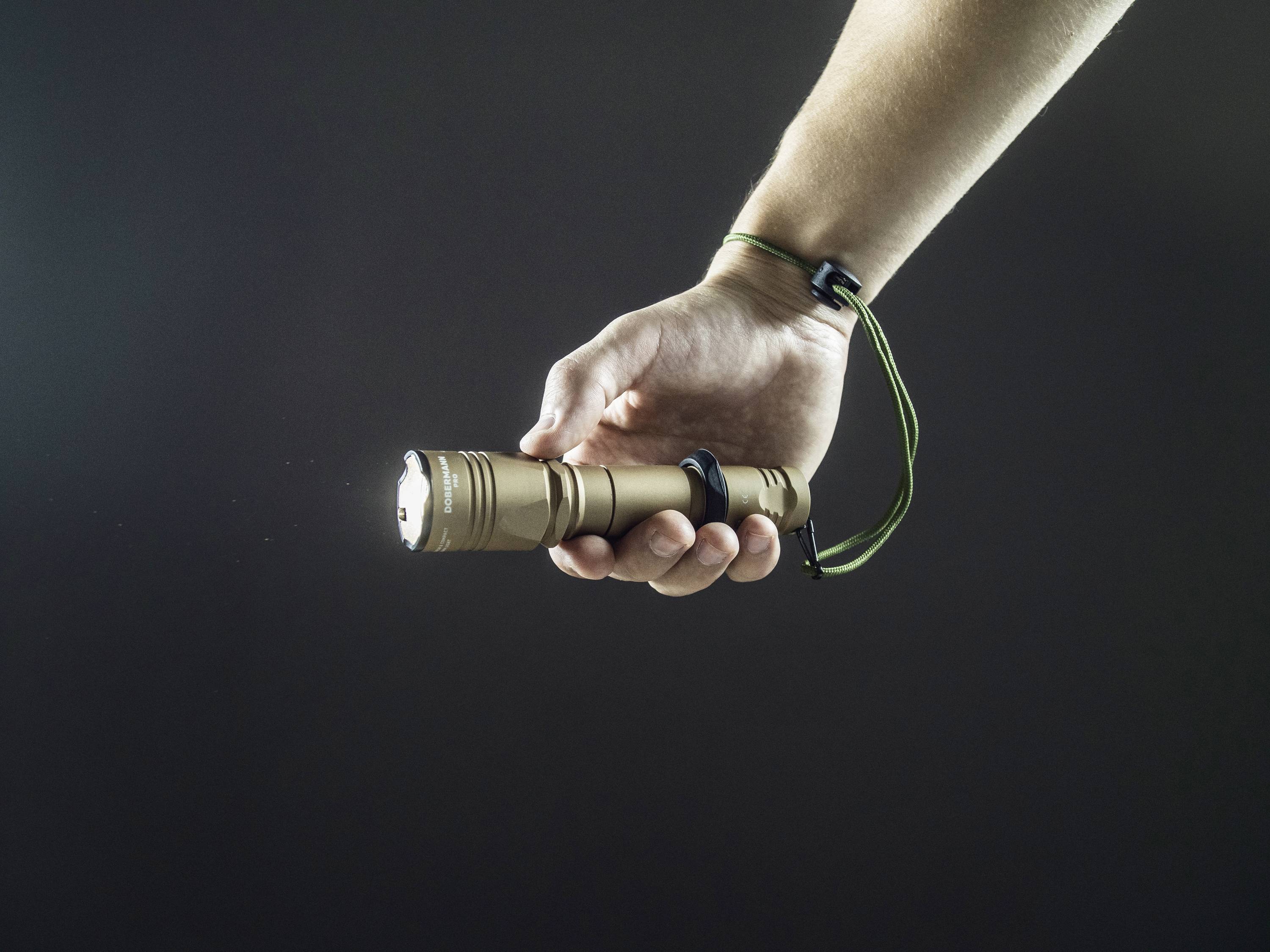 ArmyTek Dobermann Pro Magnet USB Sand Warm LED Taschenlampe mit Handschlaufe, mit Holster akkubetrieben 1400lm 164g