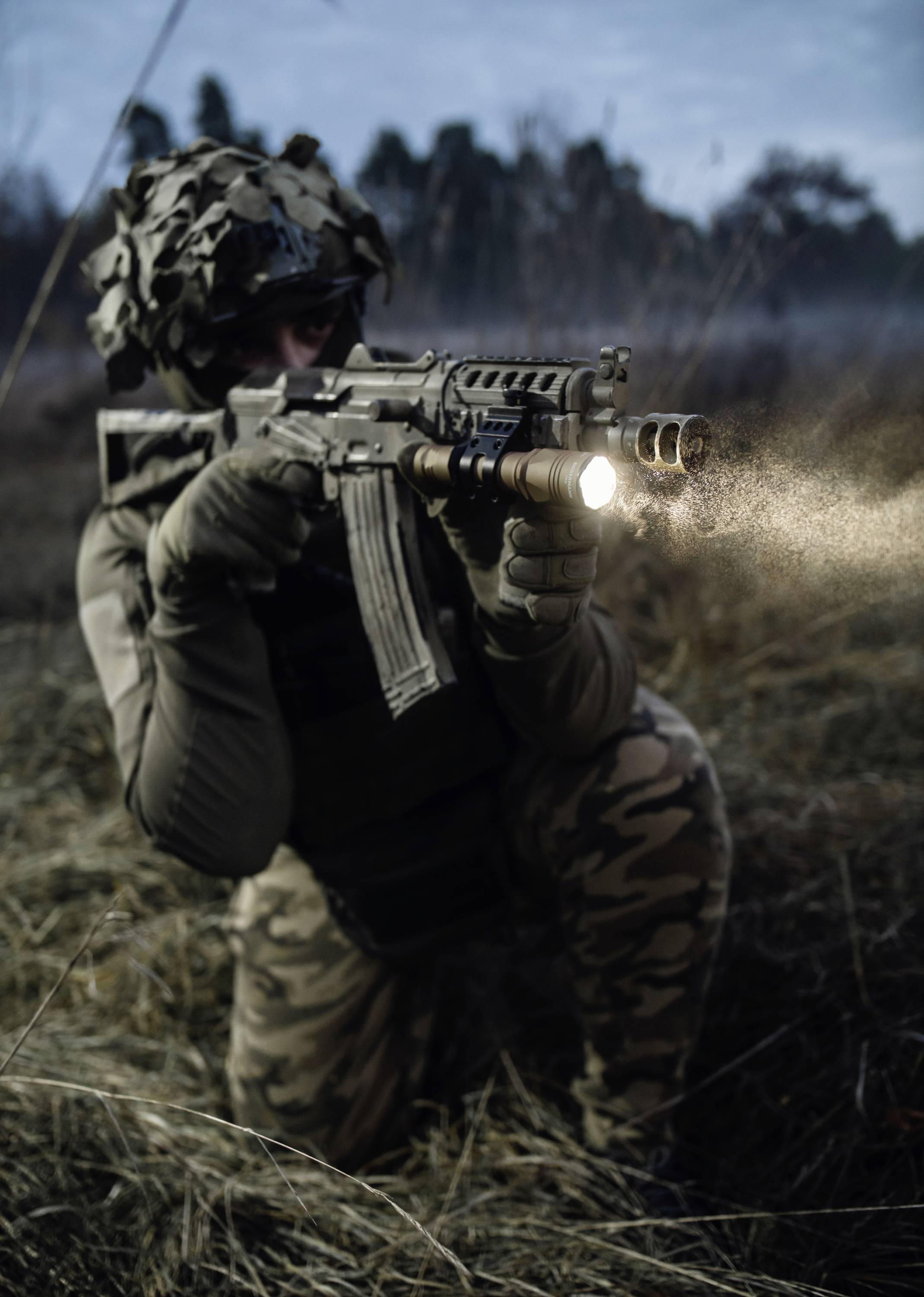 ArmyTek Dobermann Pro Magnet USB Sand Warm LED Taschenlampe mit Handschlaufe, mit Holster akkubetrieben 1400lm 164g