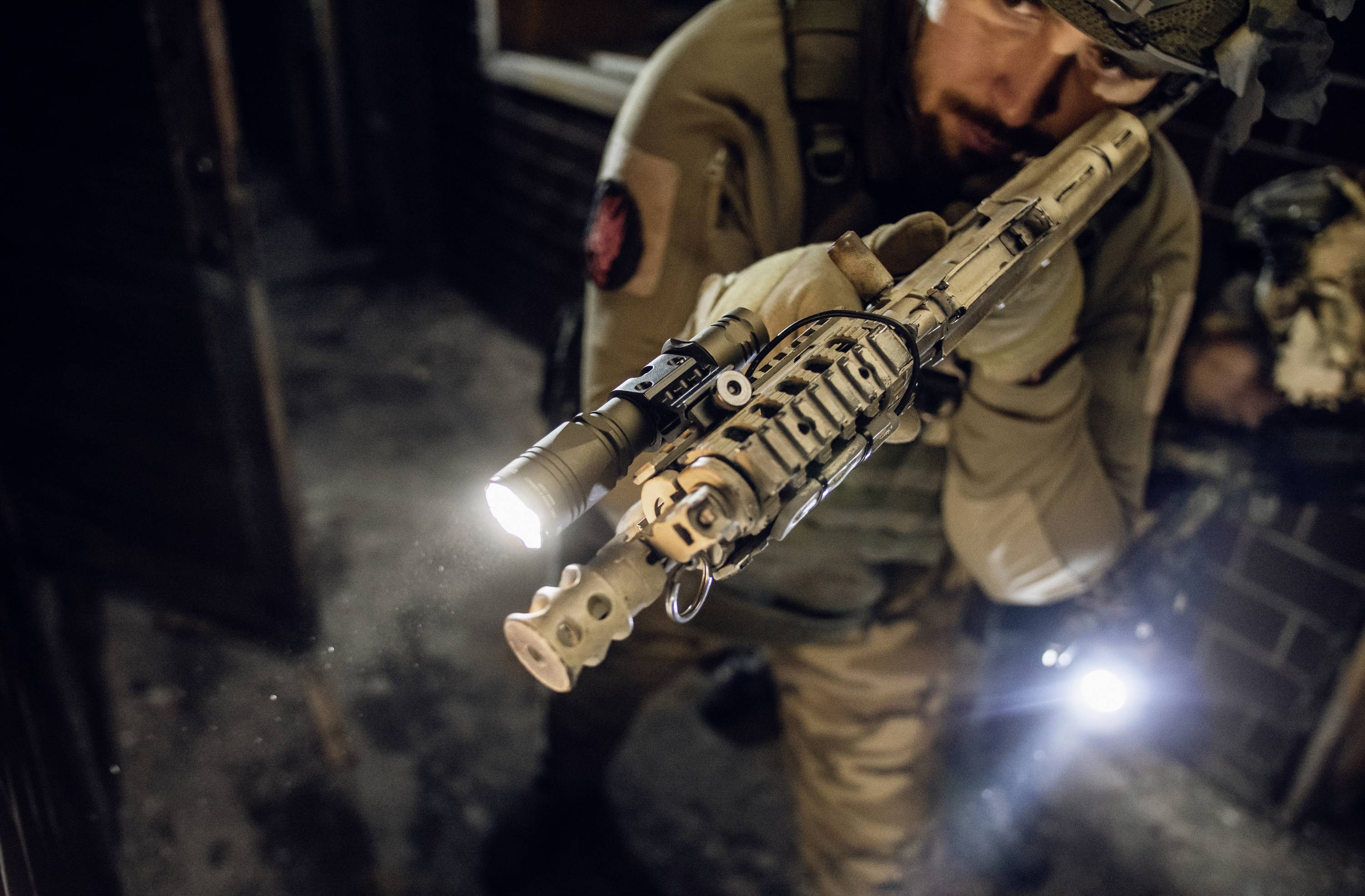 ArmyTek Dobermann Pro Magnet USB Sand Warm LED Taschenlampe mit Handschlaufe, mit Holster akkubetrieben 1400lm 164g