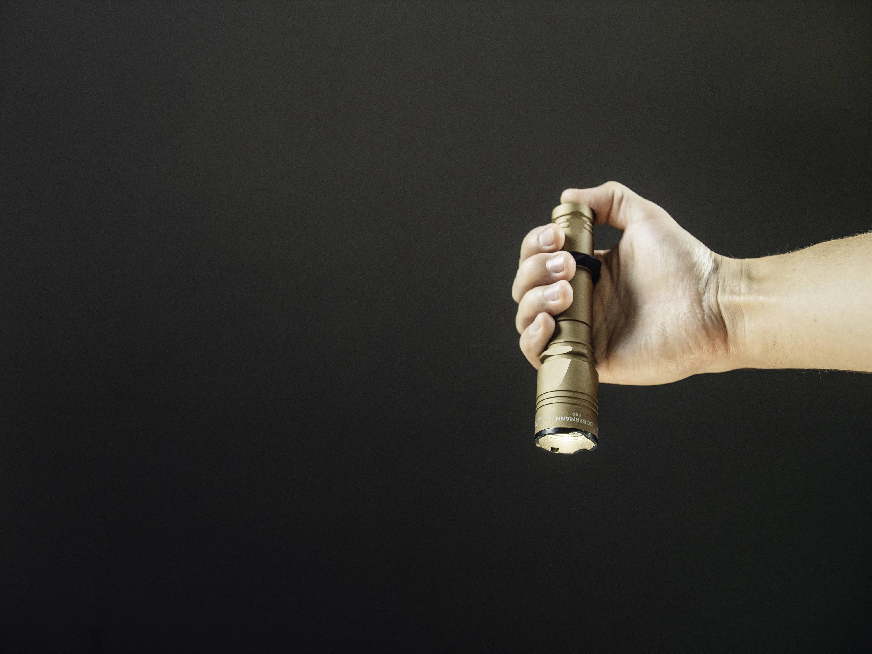 ArmyTek Dobermann Pro Magnet USB Sand Warm LED Taschenlampe mit Handschlaufe, mit Holster akkubetrieben 1400lm 164g