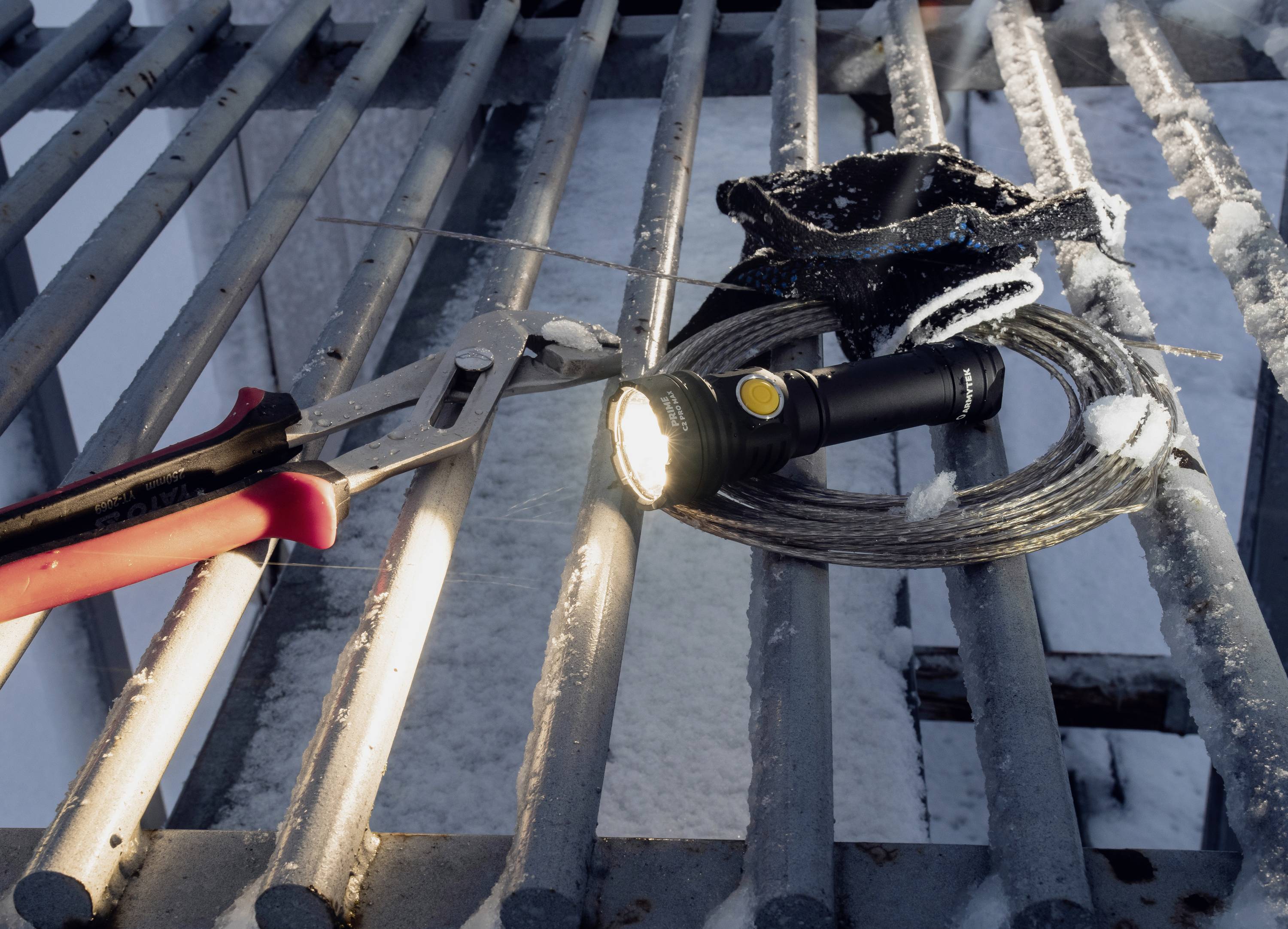 ArmyTek Prime C2 Pro Max Warm LED Taschenlampe mit Handschlaufe, mit Holster akkubetrieben 3720lm 203g