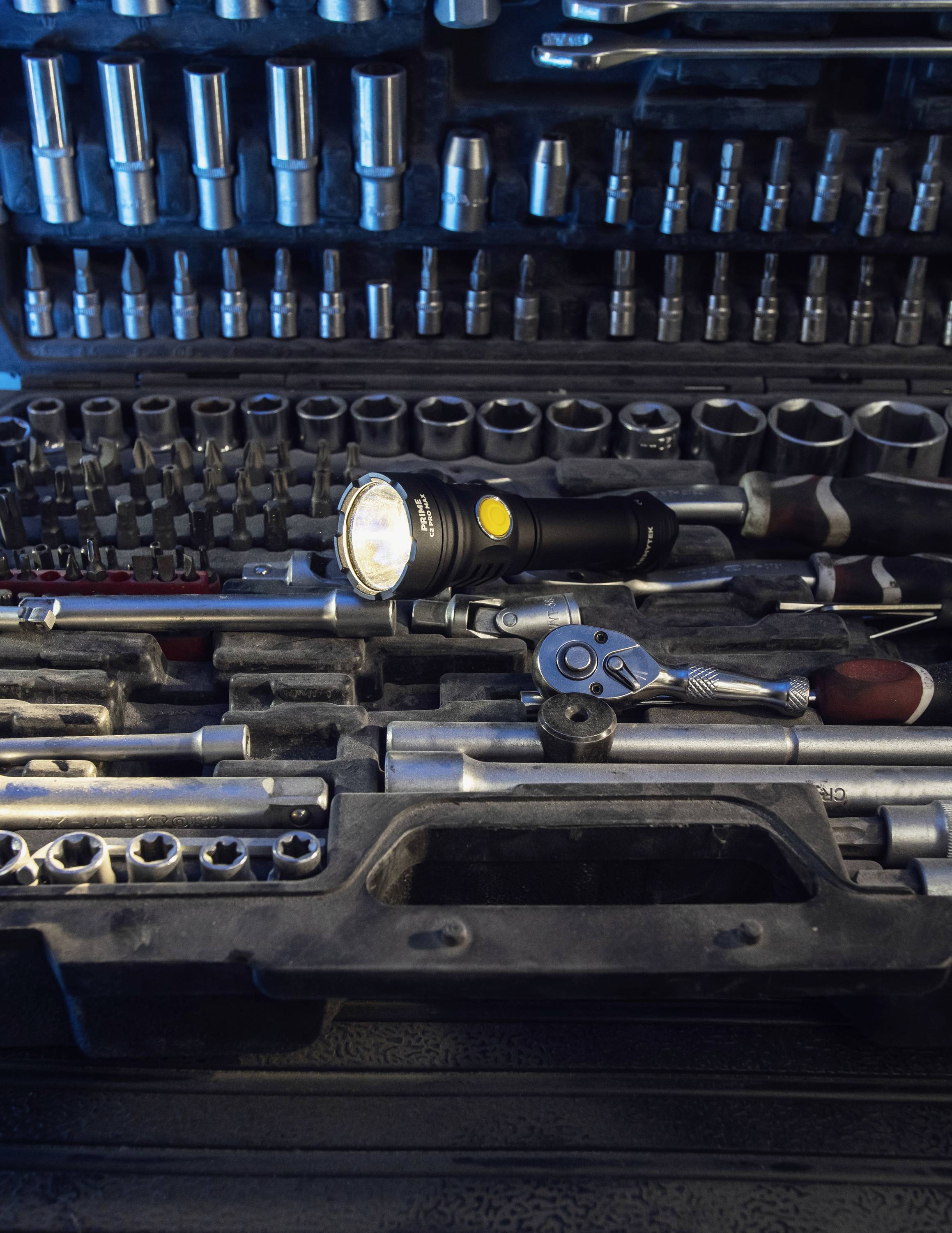 ArmyTek Prime C2 Pro Max Warm LED Taschenlampe mit Handschlaufe, mit Holster akkubetrieben 3720lm 203g