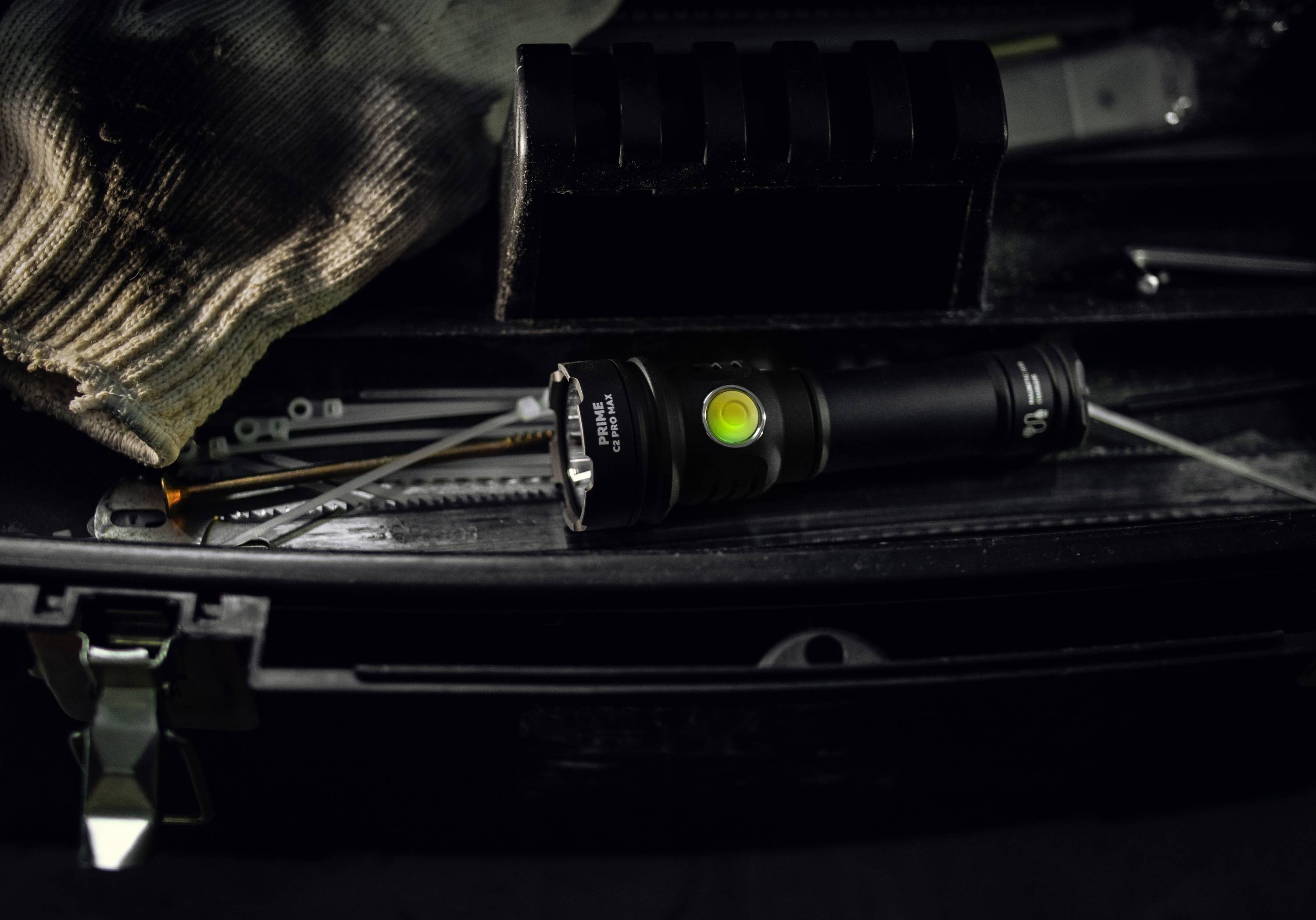 ArmyTek Prime C2 Pro Max Warm LED Taschenlampe mit Handschlaufe, mit Holster akkubetrieben 3720lm 203g