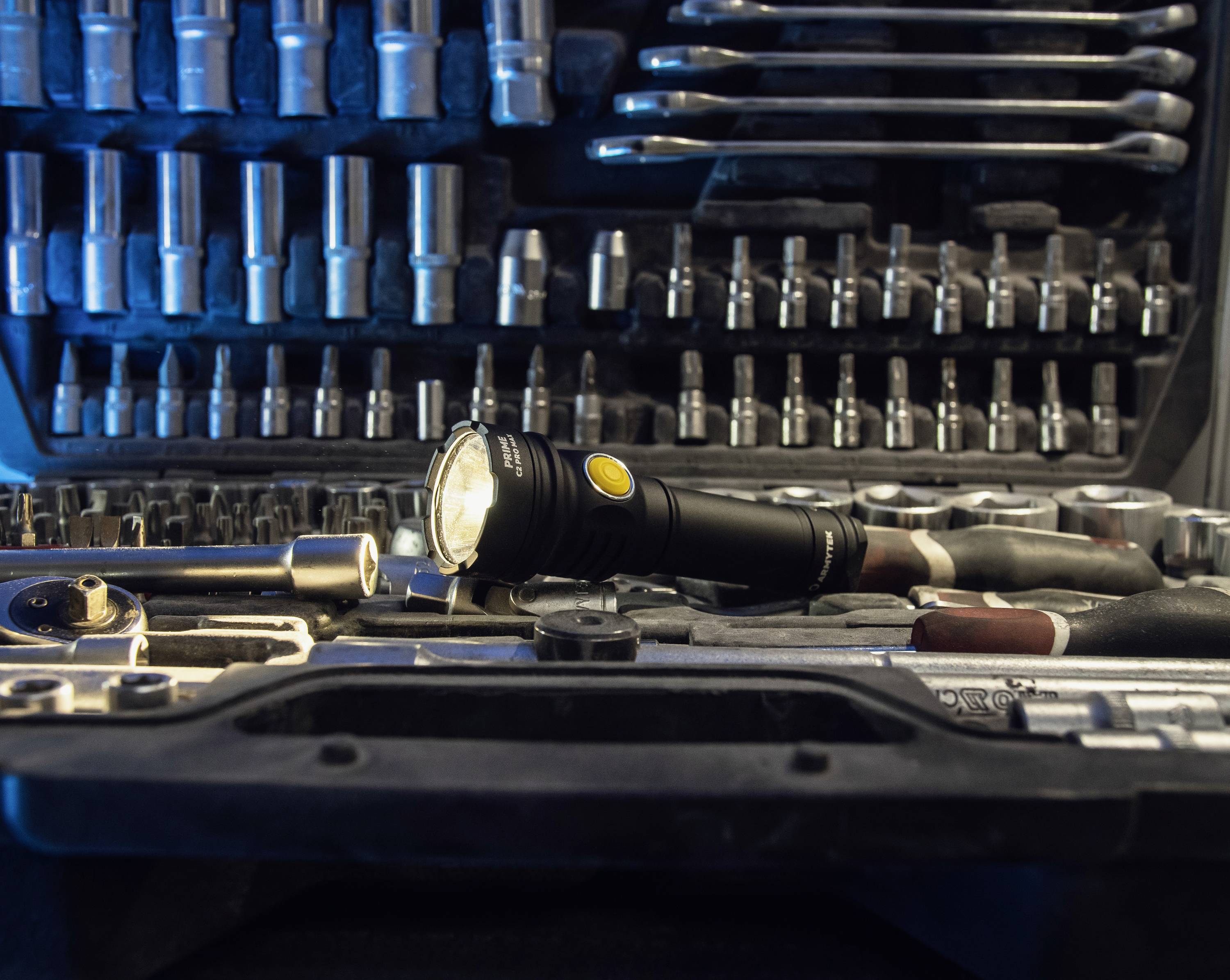 ArmyTek Prime C2 Pro Max White LED Taschenlampe mit Handschlaufe, mit Holster akkubetrieben 4000lm 203g