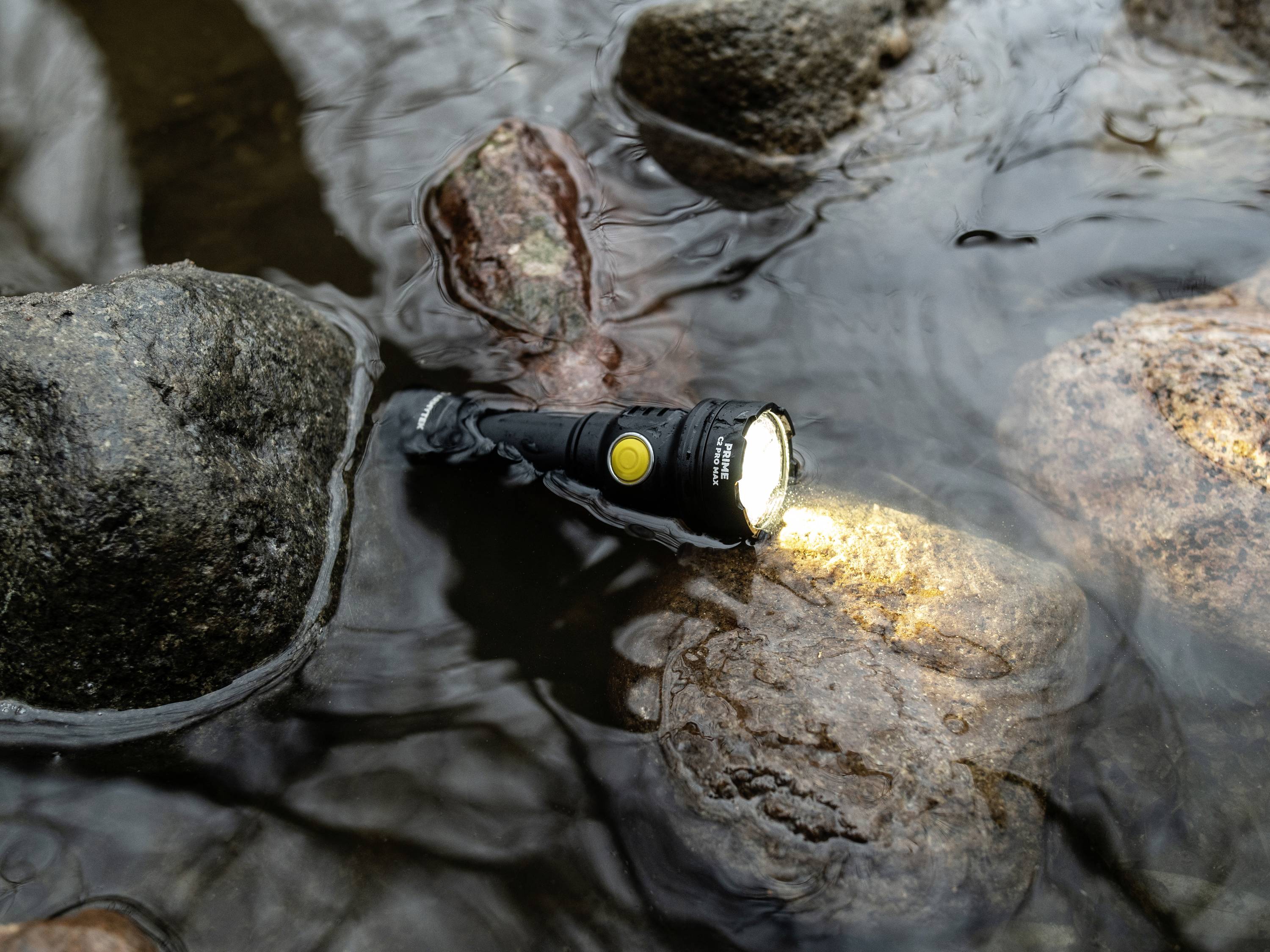 ArmyTek Prime C2 Pro Max White LED Taschenlampe mit Handschlaufe, mit Holster akkubetrieben 4000lm 203g