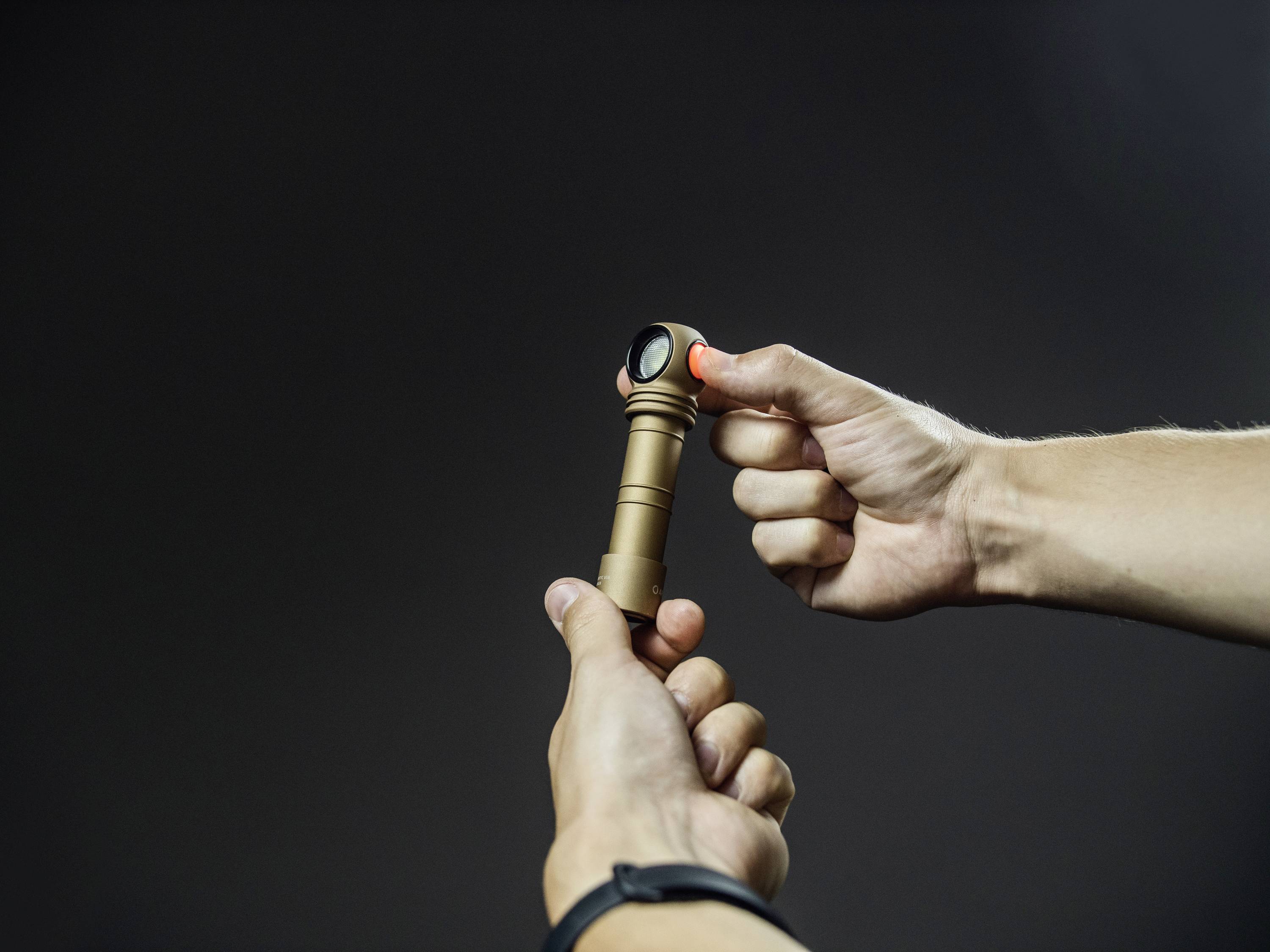 ArmyTek Wizard C2 Pro Sand White LED Taschenlampe mit Gürtelclip akkubetrieben 2500lm 115g