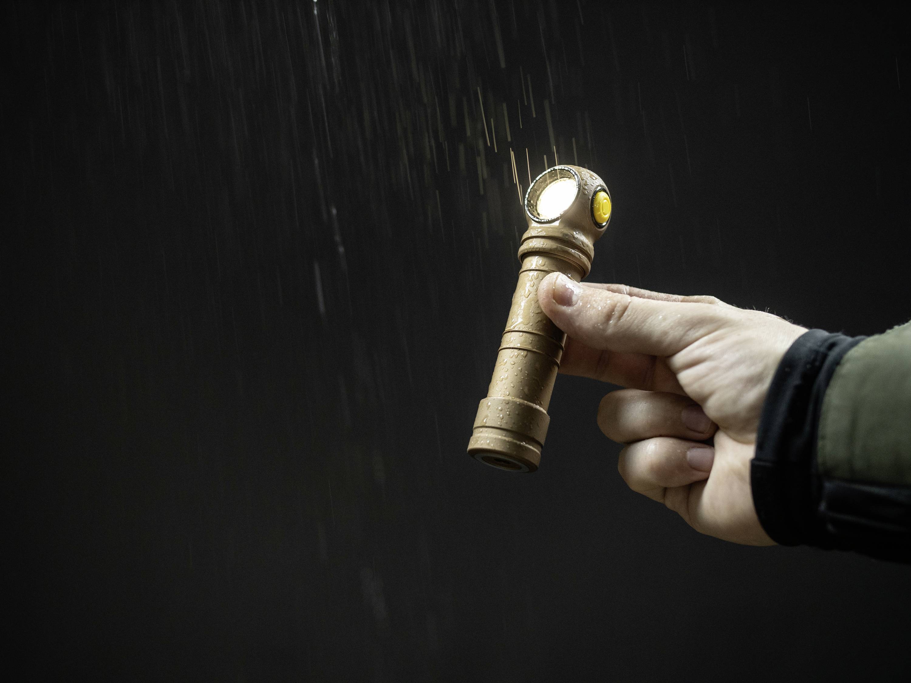 ArmyTek Wizard C2 Pro Max Olive White LED Taschenlampe mit Gürtelclip, mit Holster akkubetrieben 4000lm 149g