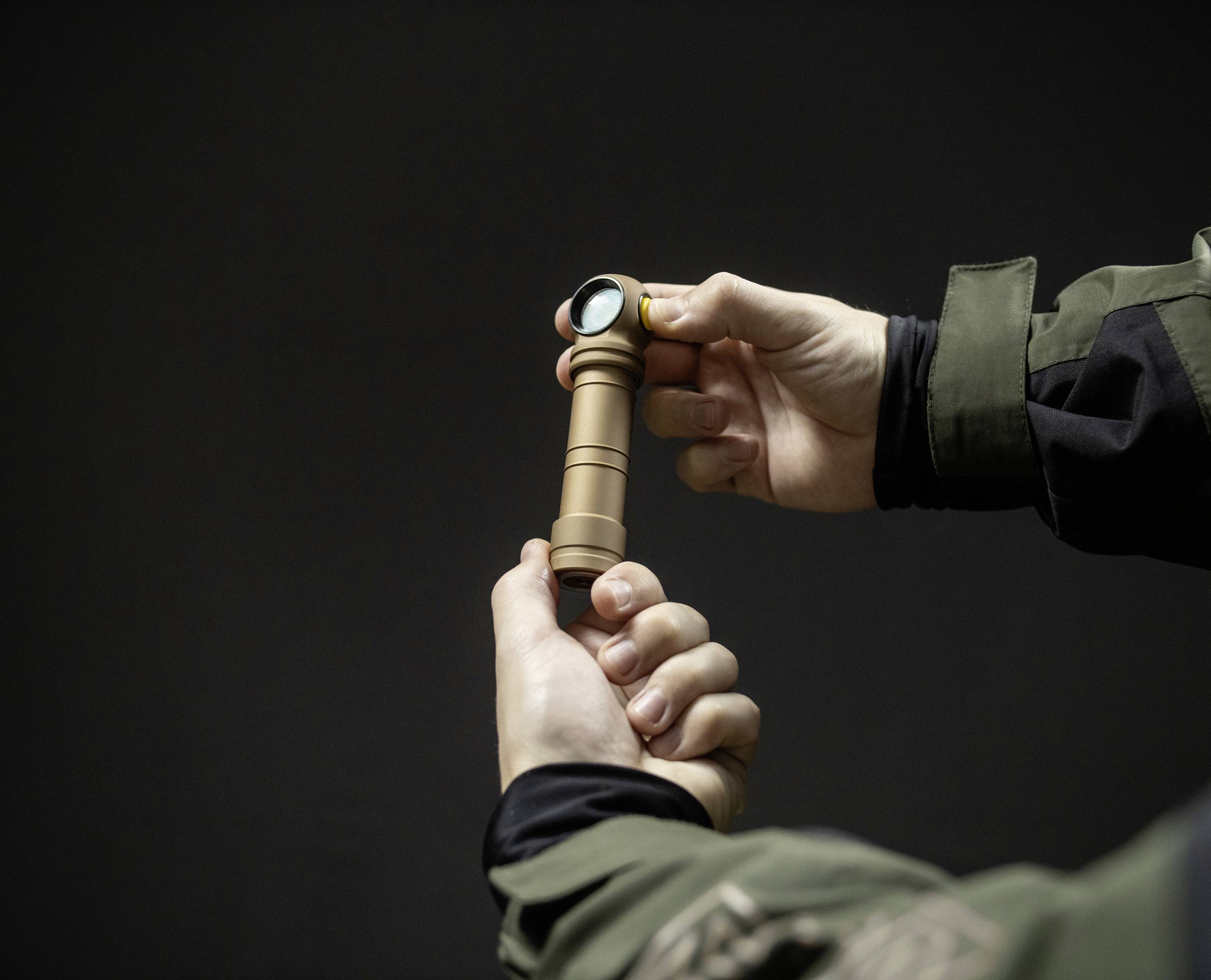 ArmyTek Wizard C2 Pro Max Sand White LED Taschenlampe mit Gürtelclip, mit Holster akkubetrieben 4000lm 149g