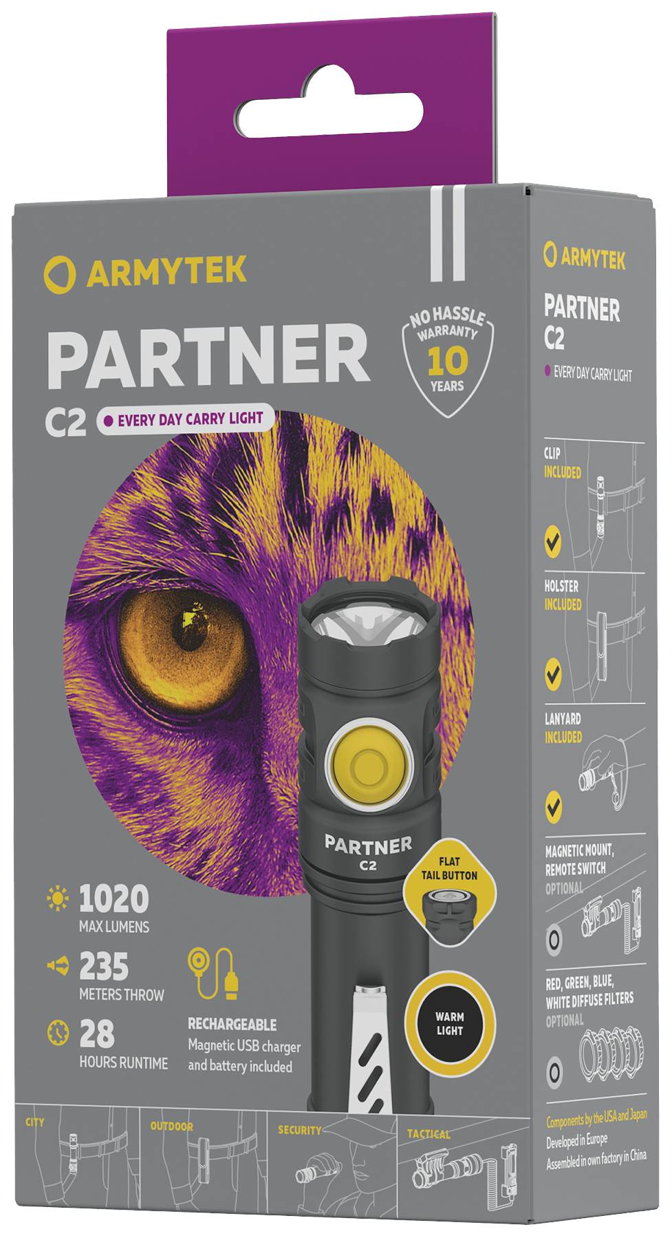 Die Verpackung einer Armytek Partner C2 Taschenlampe zeigt die Lampe mit 1020 Lumen, die wiederaufladbar ist und eine Reichweite von 235 Metern hat.