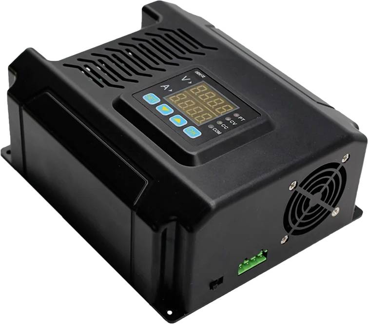 Elektronisches Gerät in schwarzem Gehäuse mit digitalem Display und Lüfter. Anzeige von Spannung, Stromstärke und anderen Einstellungen.