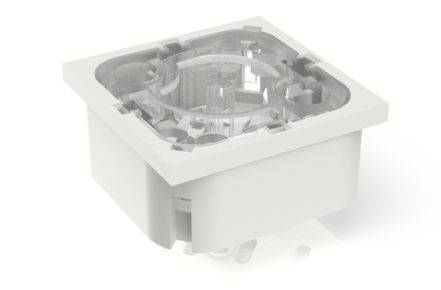 Ein weißer quadratischer Plastikadapter mit strukturiertem Innenraum, möglicherweise für Sanitär- oder Elektroinstallationen.