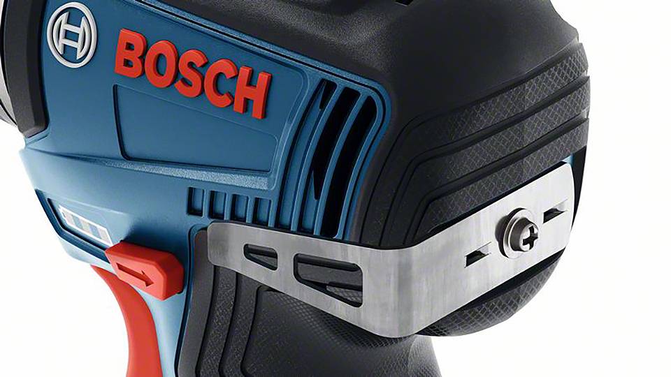 Nahaufnahme eines blauen Elektrowerkzeugs mit einem Bosch-Logo. Ein roter Knopf und metallisches Bauteil sind sichtbar auf der Seite.