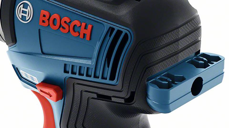 Ein Nahaufnahme eines Bosch-Elektrowerkzeugs in den Farben Blau und Rot zeigt Detail des Batteriehalterungsbereichs.