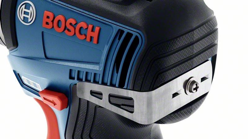 Akkuschrauber mit blauem Gehäuse und rotem 'Bosch'-Logo, seitliche Ansicht, zeigt Metallhalterung und Werkzeugaufnahme, ergonomisches Design.