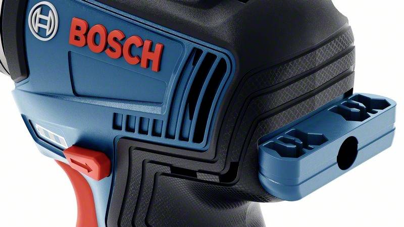 Ein blau-schwarzer Akkuschrauber mit dem Markennamen 'Bosch' in Rot auf der Seite. Zeigt die vordere Hälfte mit Bohrfutter.