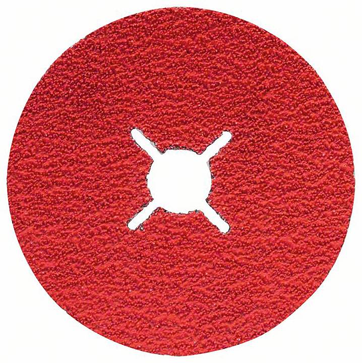 Rotes Schleifpapier mit runder Form und kreuzförmiger Öffnung in der Mitte, verwendet für Oberflächenbearbeitung.