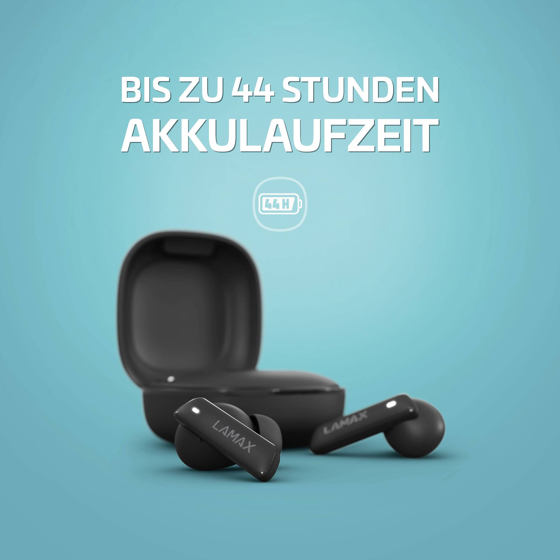 Kabellose Ohrhörer von Lamax mit Ladehülle vor blauem Hintergrund. Text: 'Bis zu 44 Stunden Akkulaufzeit'.