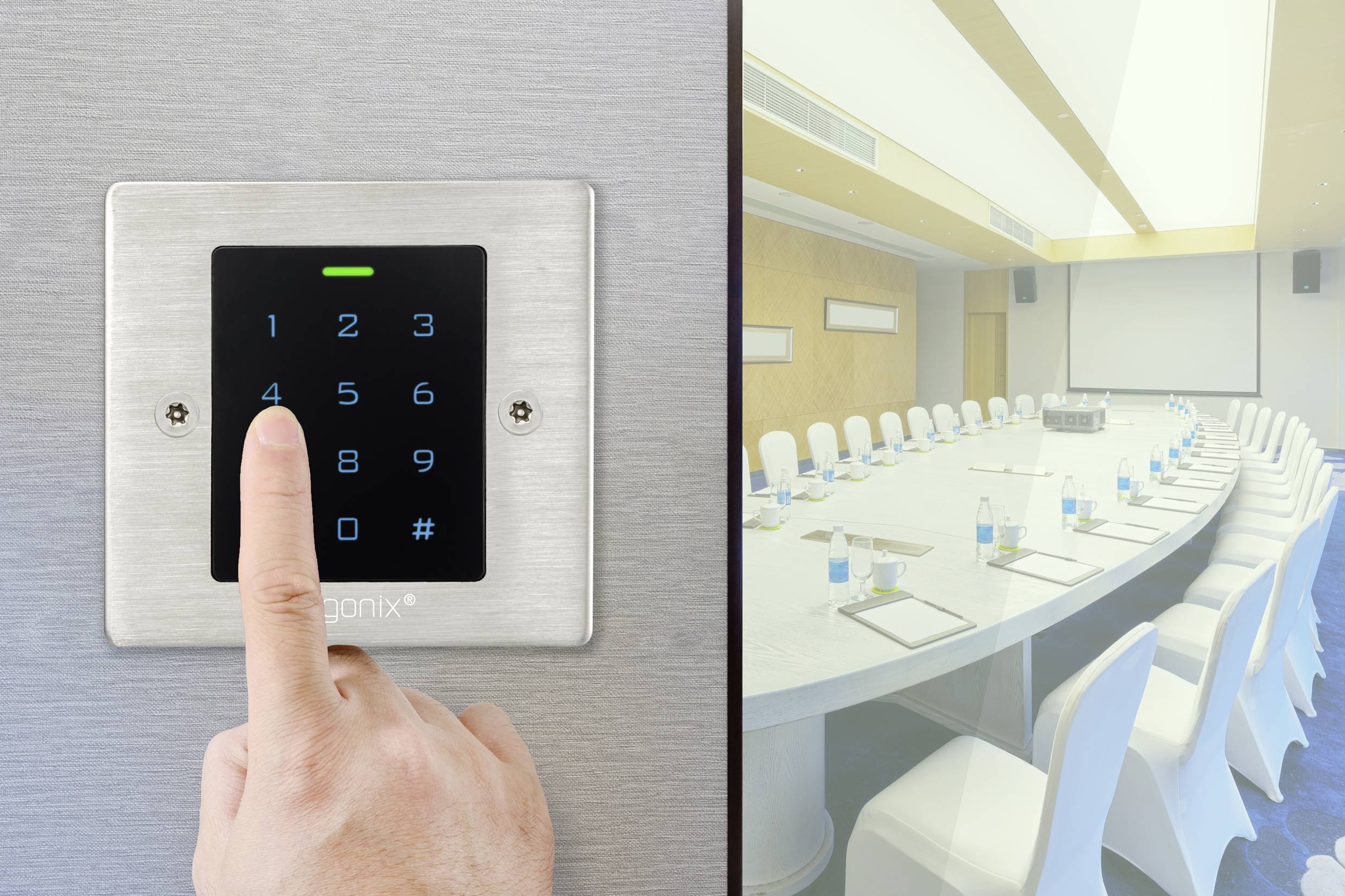 Ein Finger tippt auf ein Zahlenschloss vor einem Konferenzraum mit einem ovalen Tisch, umgeben von weißen Stühlen.